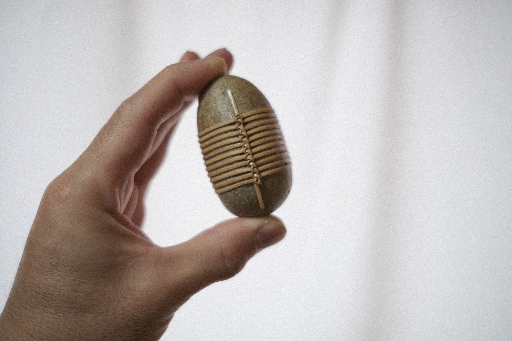 Shizu Designs 石のオブジェ(M)|籐の結び装飾|バークレー発・自然と手の対話