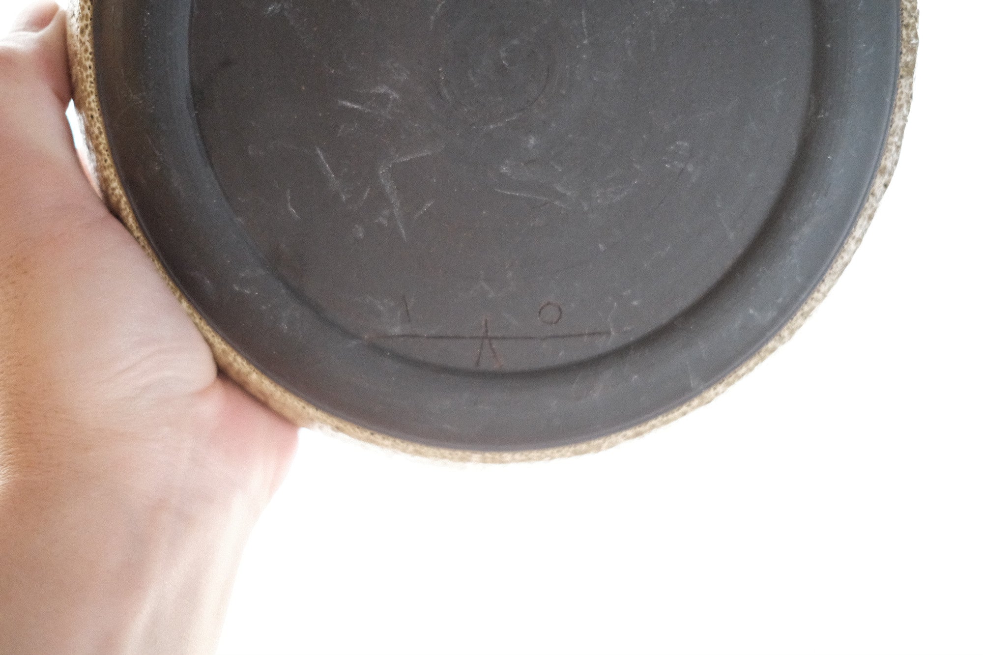 Adam Silverman 陶芸作品《untitled》|直径22cm・月面のような釉薬表情