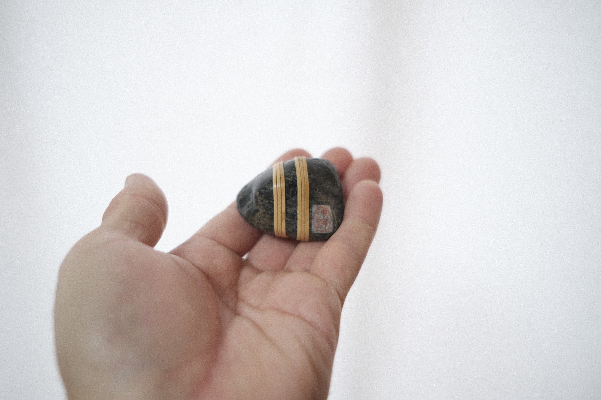 Shizu Designs 石のオブジェ 2(S)|籐の結び装飾|バークレー発・日本の古典美