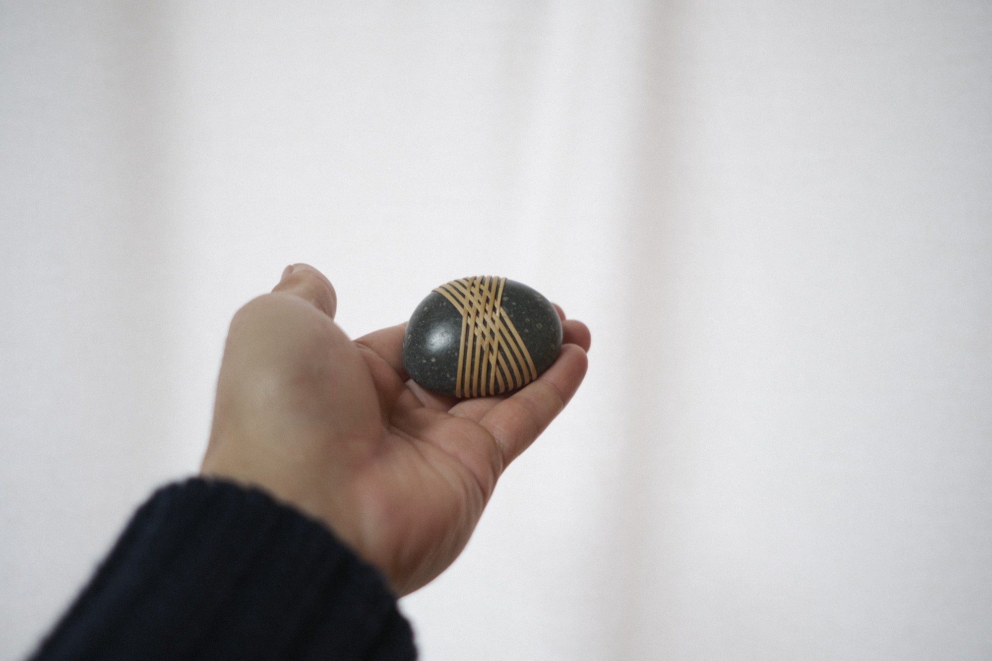 Shizu Designs 石のオブジェ(S)|籐の結び・日本の手仕事|バークレー発の静かな造形