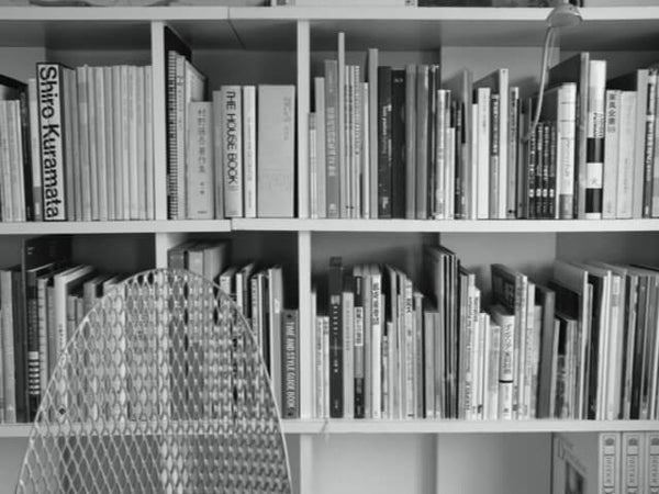 空白のできた書棚をみて考えに耽る。本の処分はされていますか？