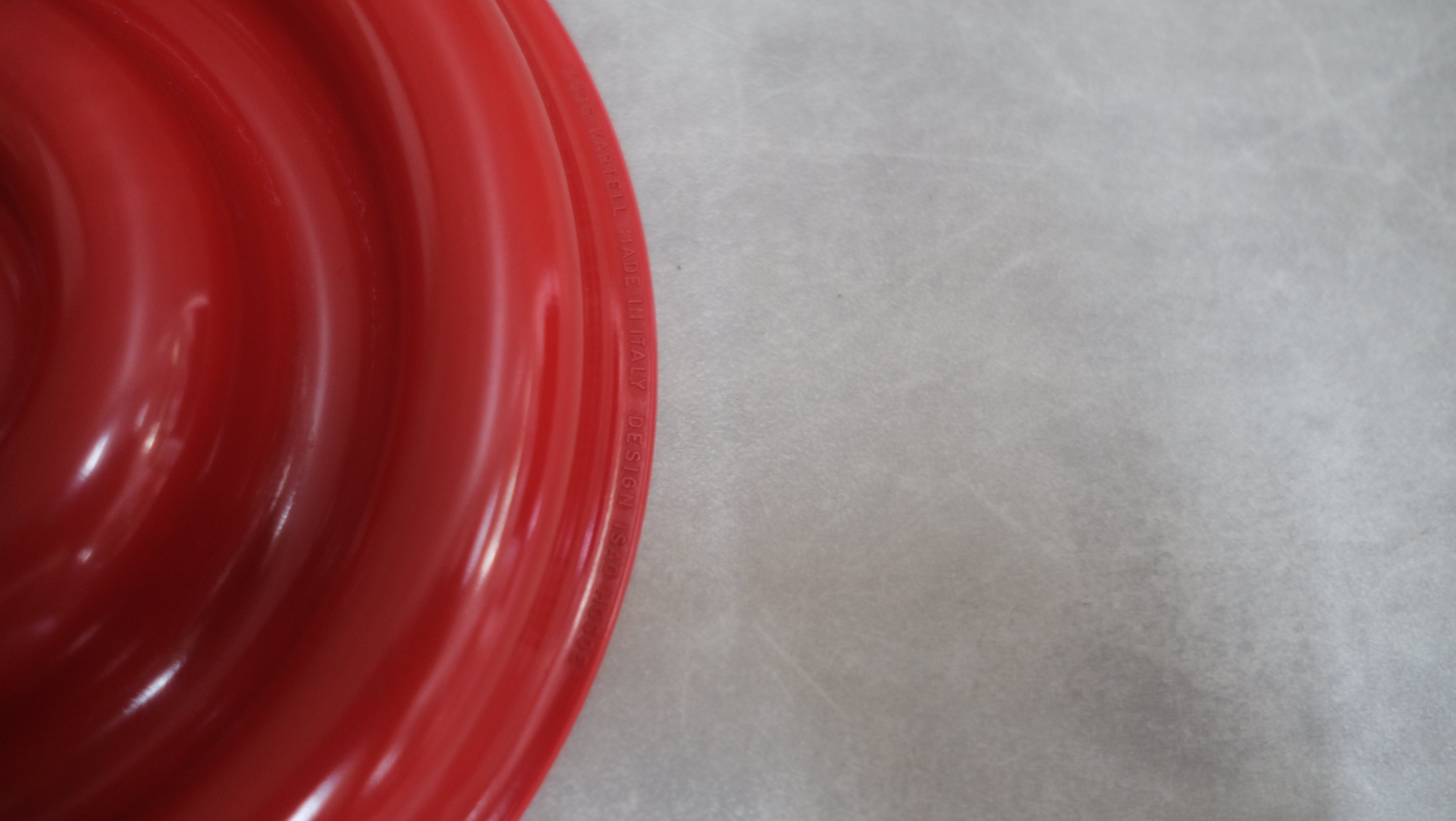 【未使用・極美品】細江勲夫 × KARTELL 4636 アッシュトレイ｜鮮烈な赤が空間を彩るデザインオブジェ