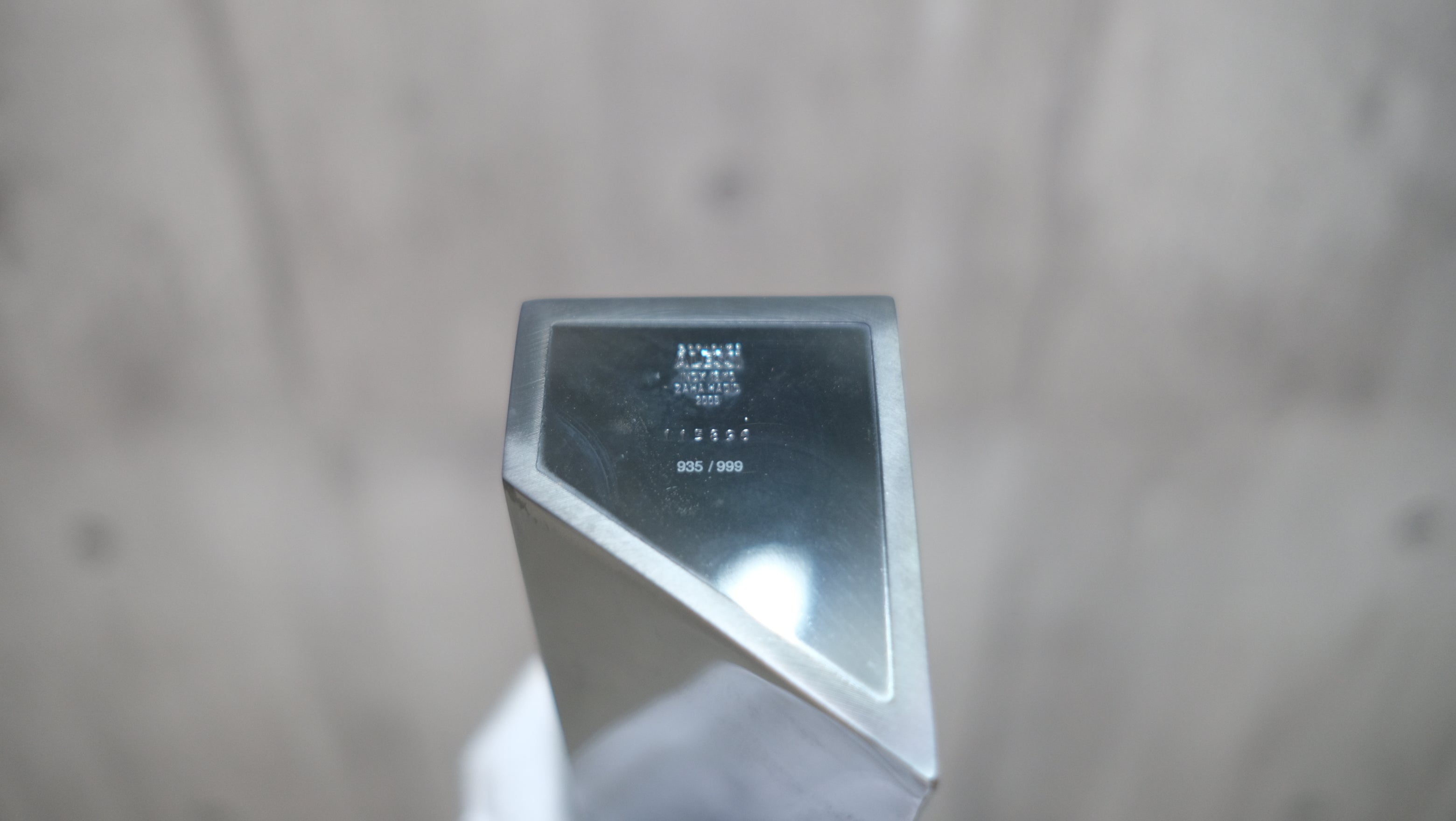 【限定品｜ALESSI】ザハ・ハディッド フラワーベース “CREVASSE” ブラック エディション999