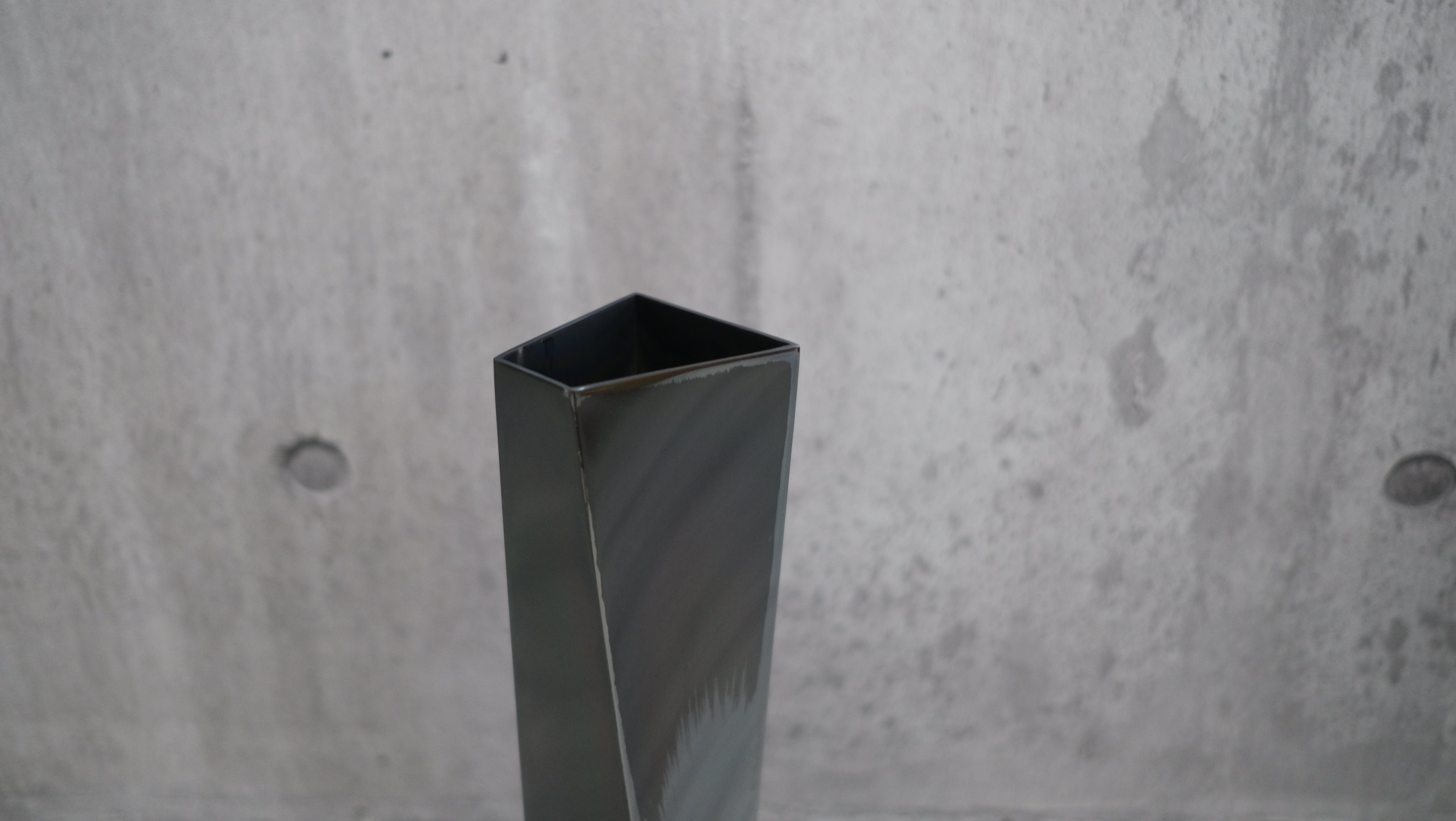 【限定品｜ALESSI】ザハ・ハディッド フラワーベース “CREVASSE” ブラック エディション999