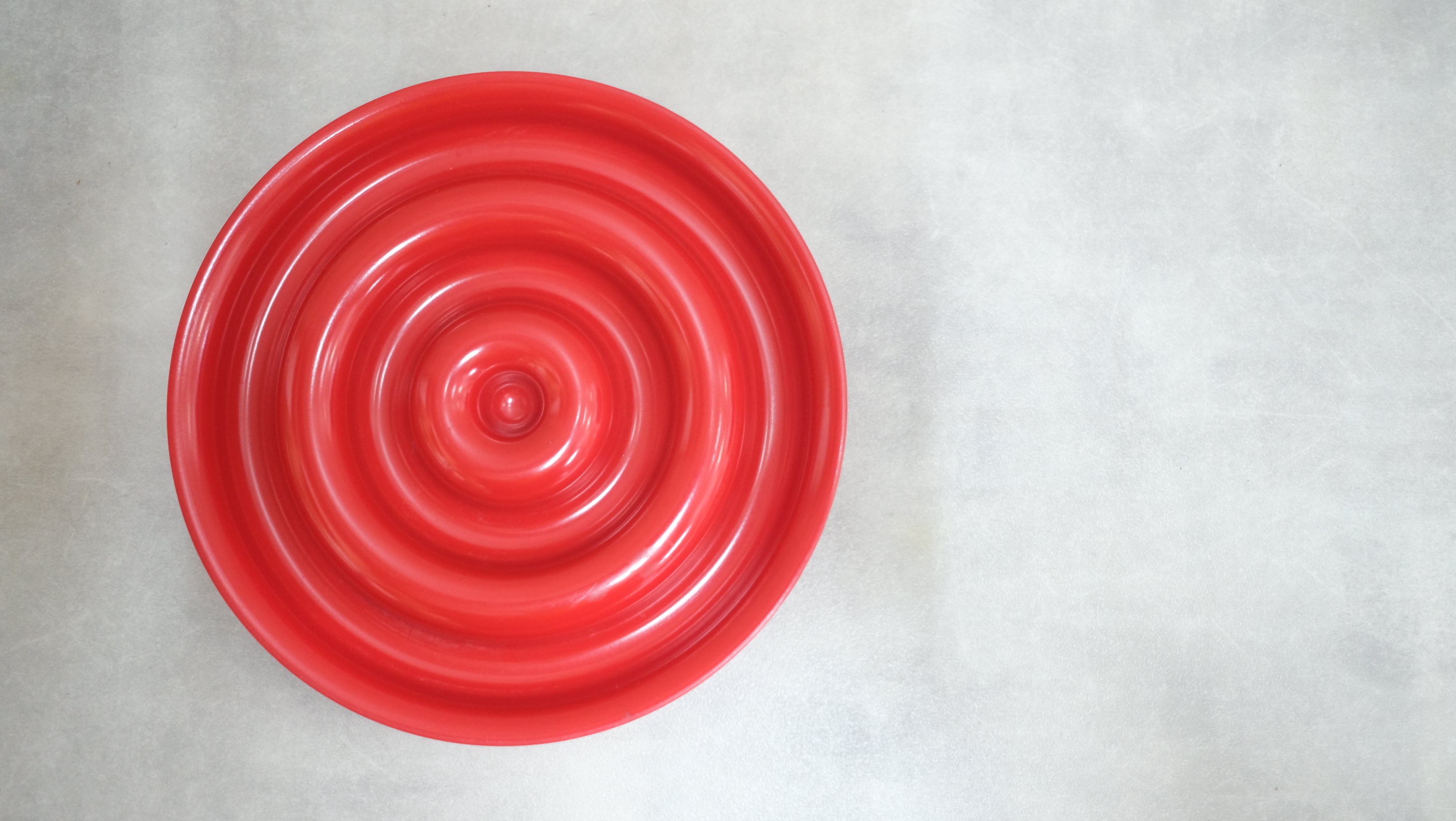 【未使用・極美品】細江勲夫 × KARTELL 4636 アッシュトレイ｜鮮烈な赤が空間を彩るデザインオブジェ