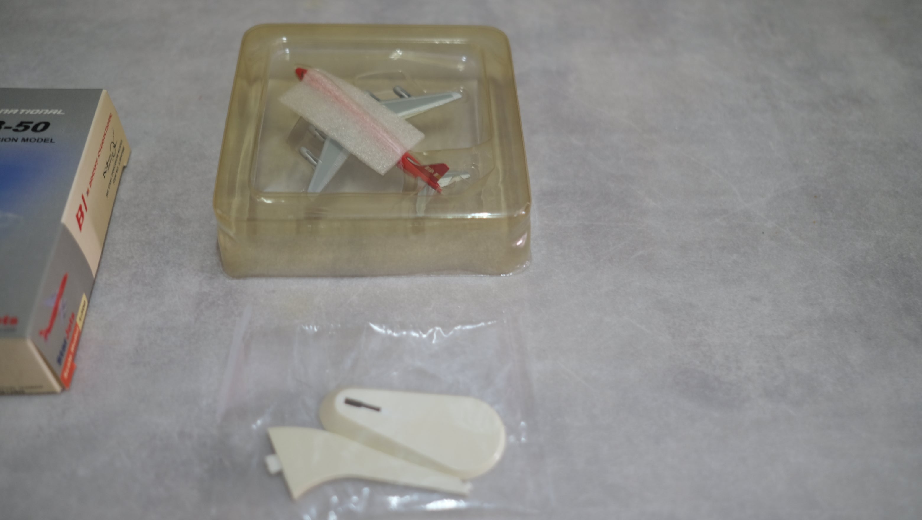 模型飛行機 BRANIFF INTERNATIONAL ブラニフ航空［赤］StarJets DC-8-50 1:500