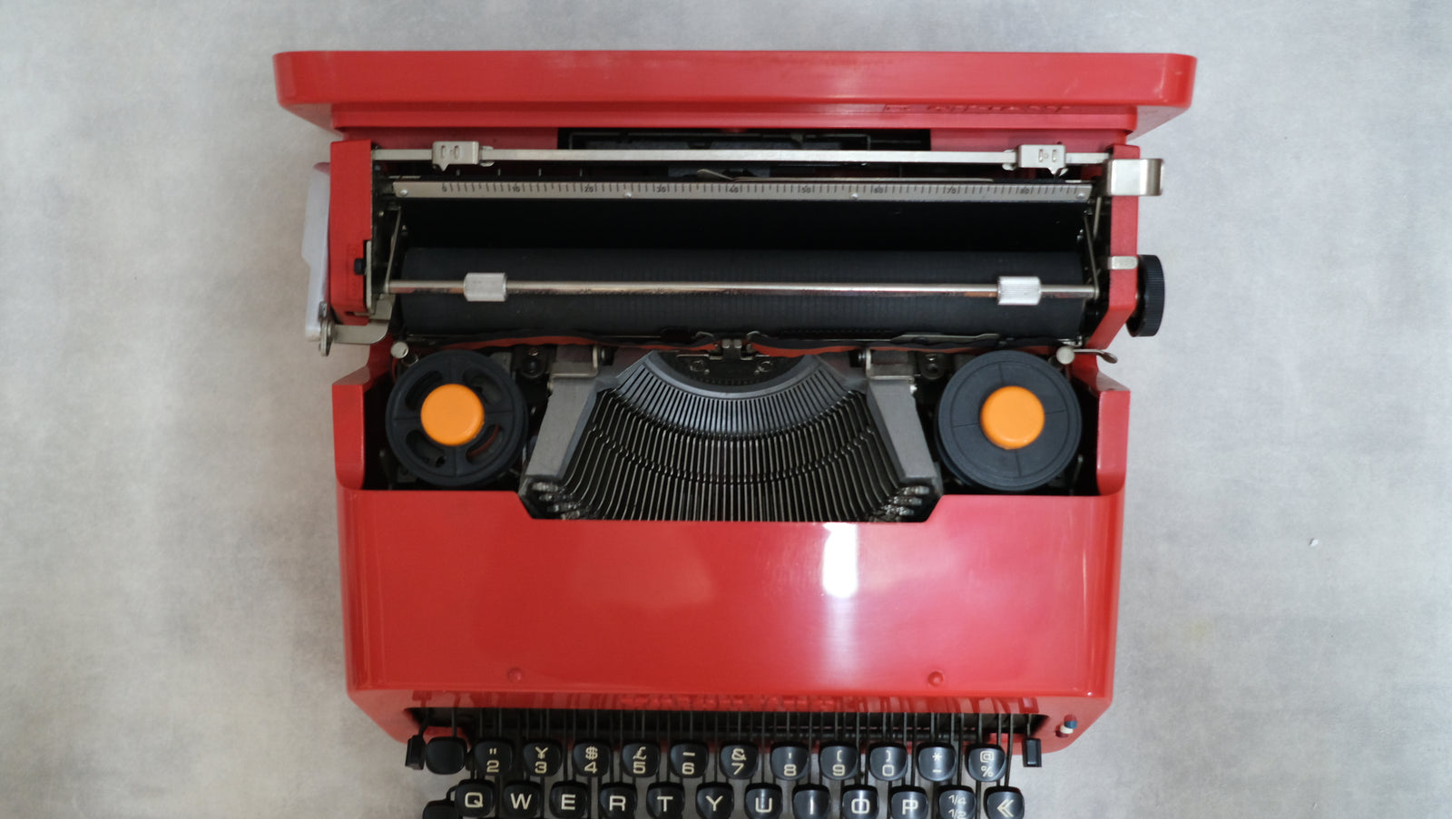 オリベッティ olivetti バレンタイン Valentine タイプライター 赤いバケツ エットーレ・ソットサス Ettore Sott –  Helvetica