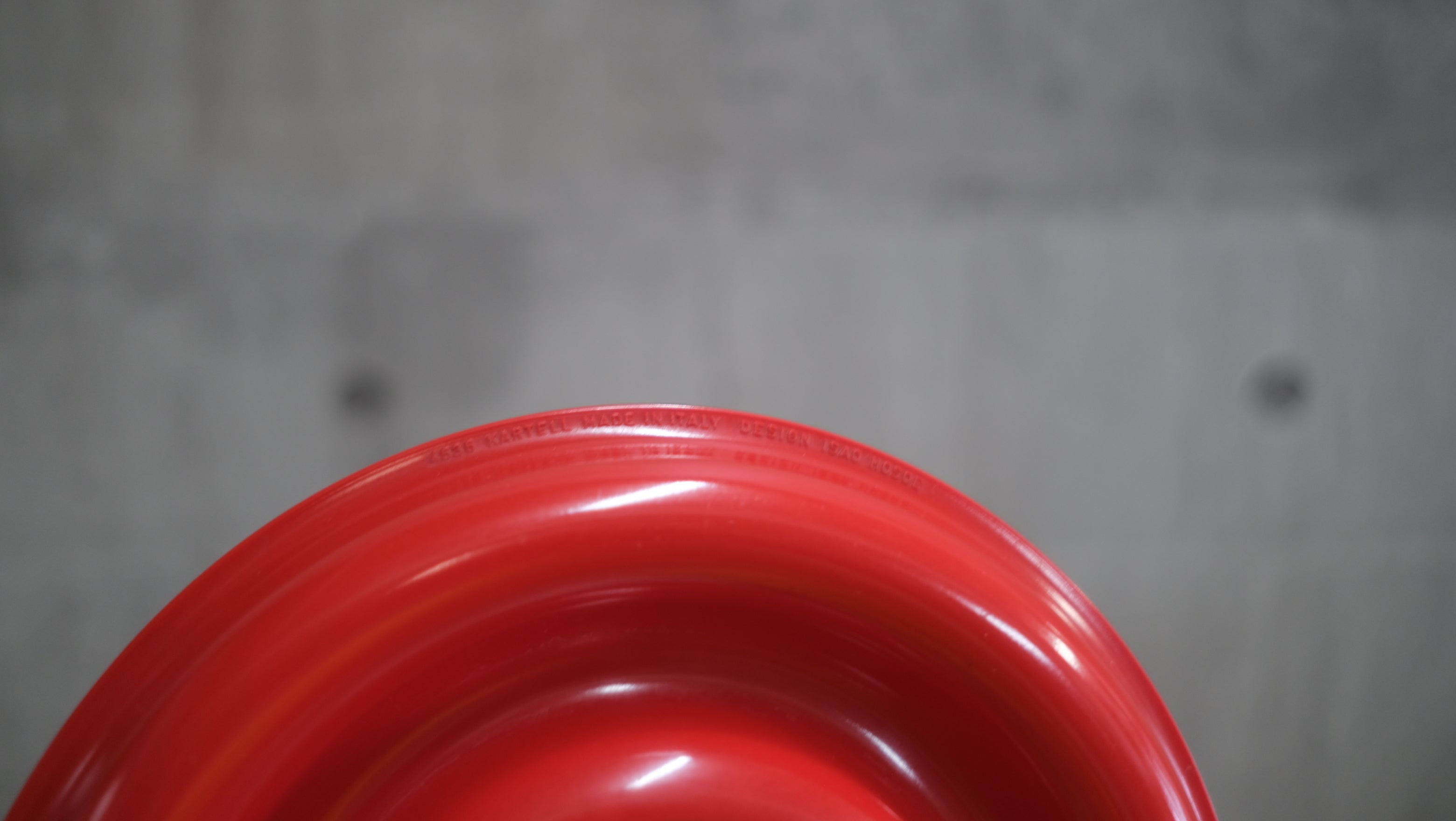 【未使用・極美品】細江勲夫 × KARTELL 4636 アッシュトレイ｜鮮烈な赤が空間を彩るデザインオブジェ