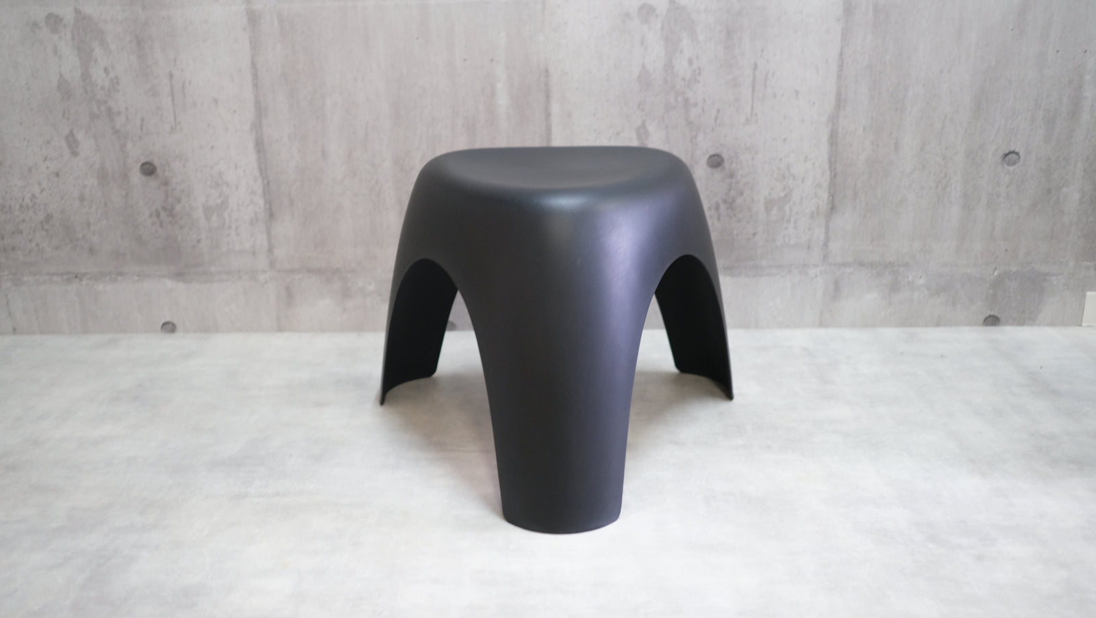 柳宗理 エレファントスツール Elephant Stool ヴィトラ Vitra Chair Yanagi Sori 黒 ブラック –  Helvetica