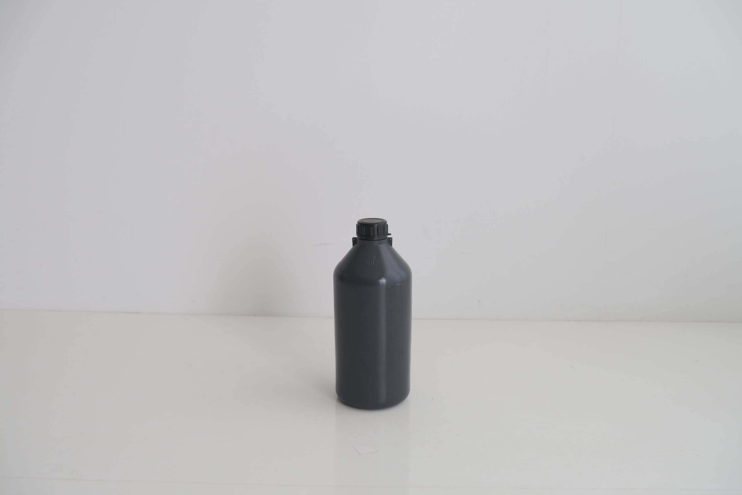 Kartell ラボ用PEボトル 2000ml｜実験器具の美学と存在感