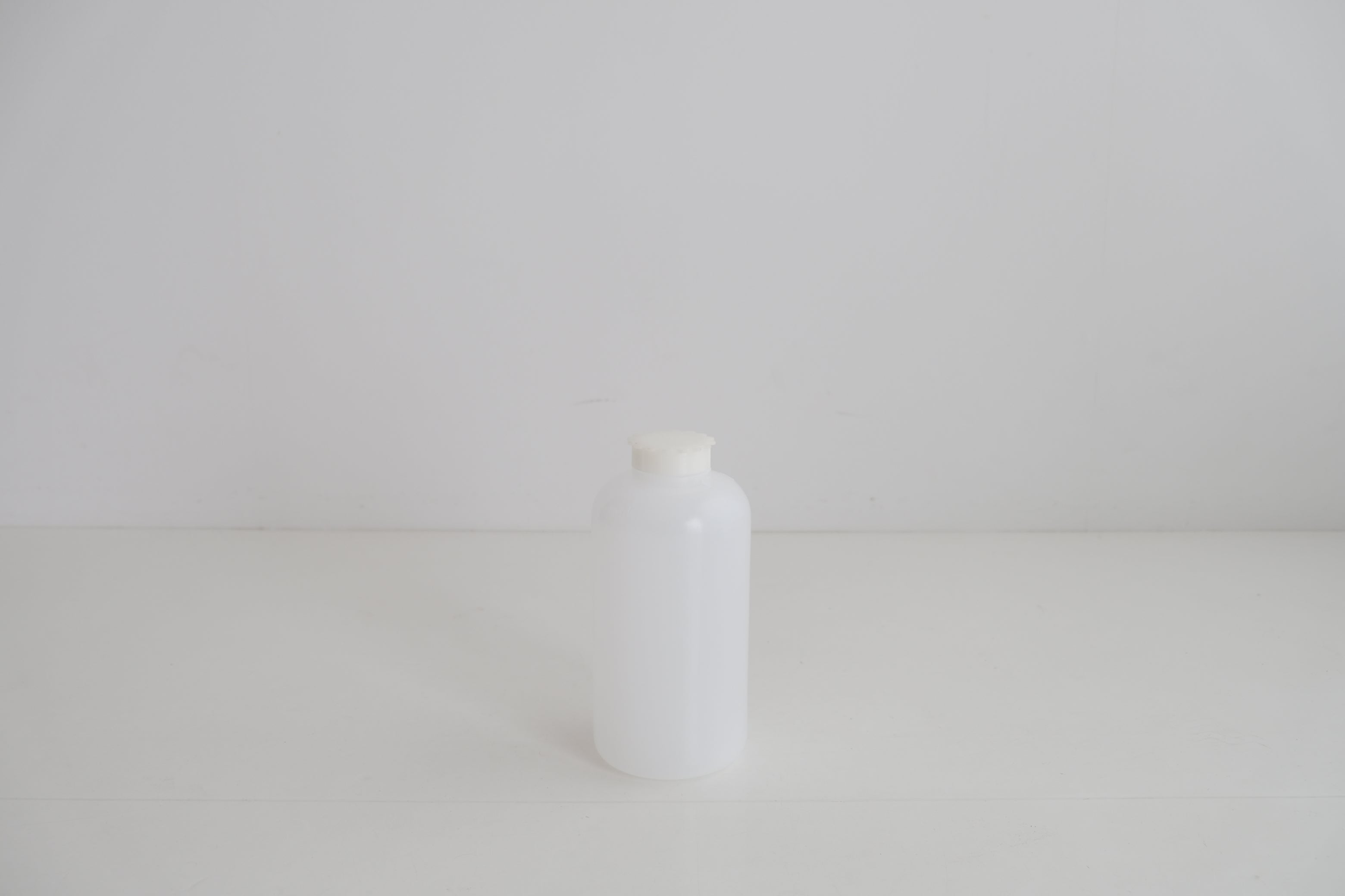 Kartell ラボ用PEボトル ホワイト 2000ml｜実験器具の静脈美