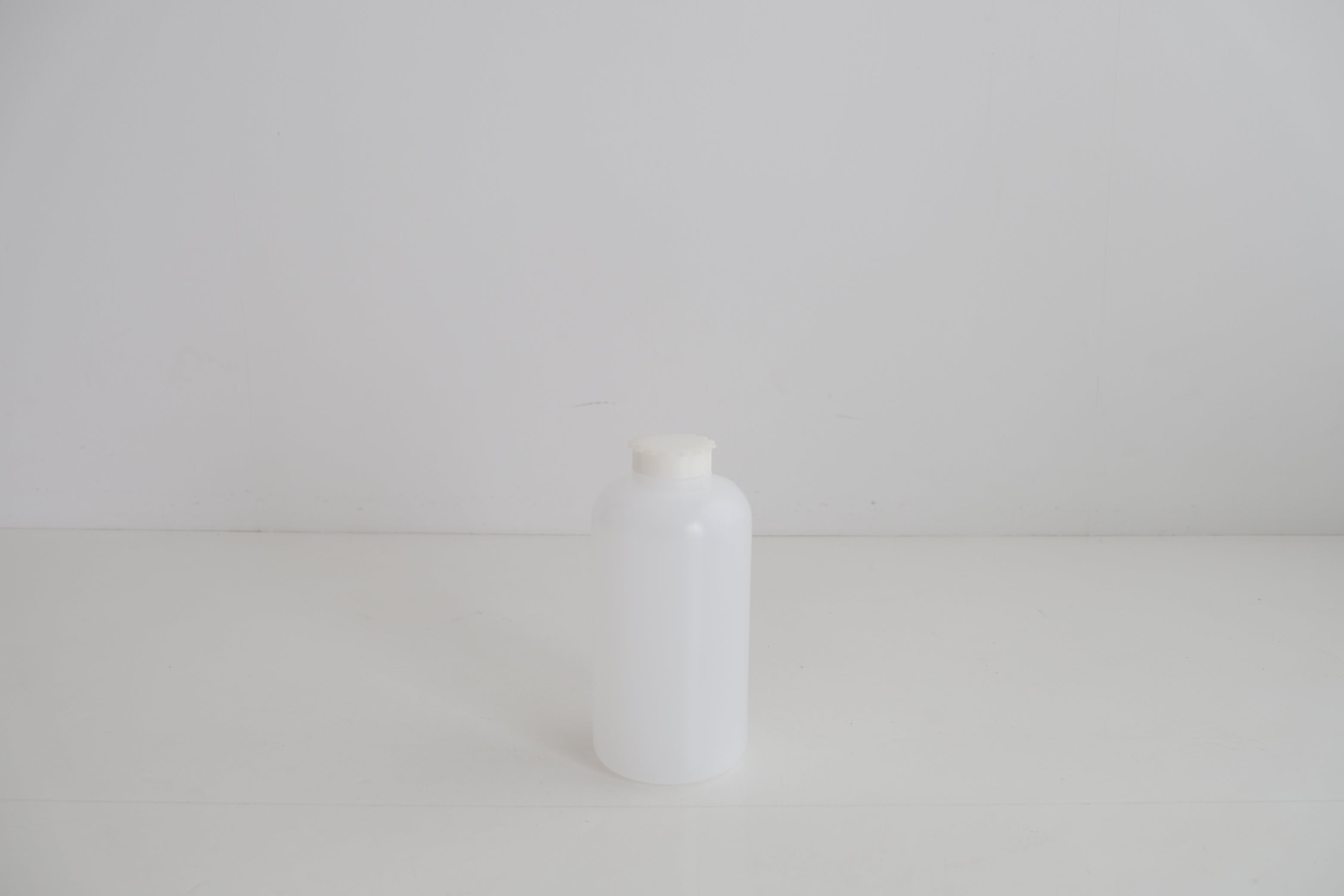 Kartell ラボ用PEボトル ホワイト 2000ml｜実験器具の静脈美