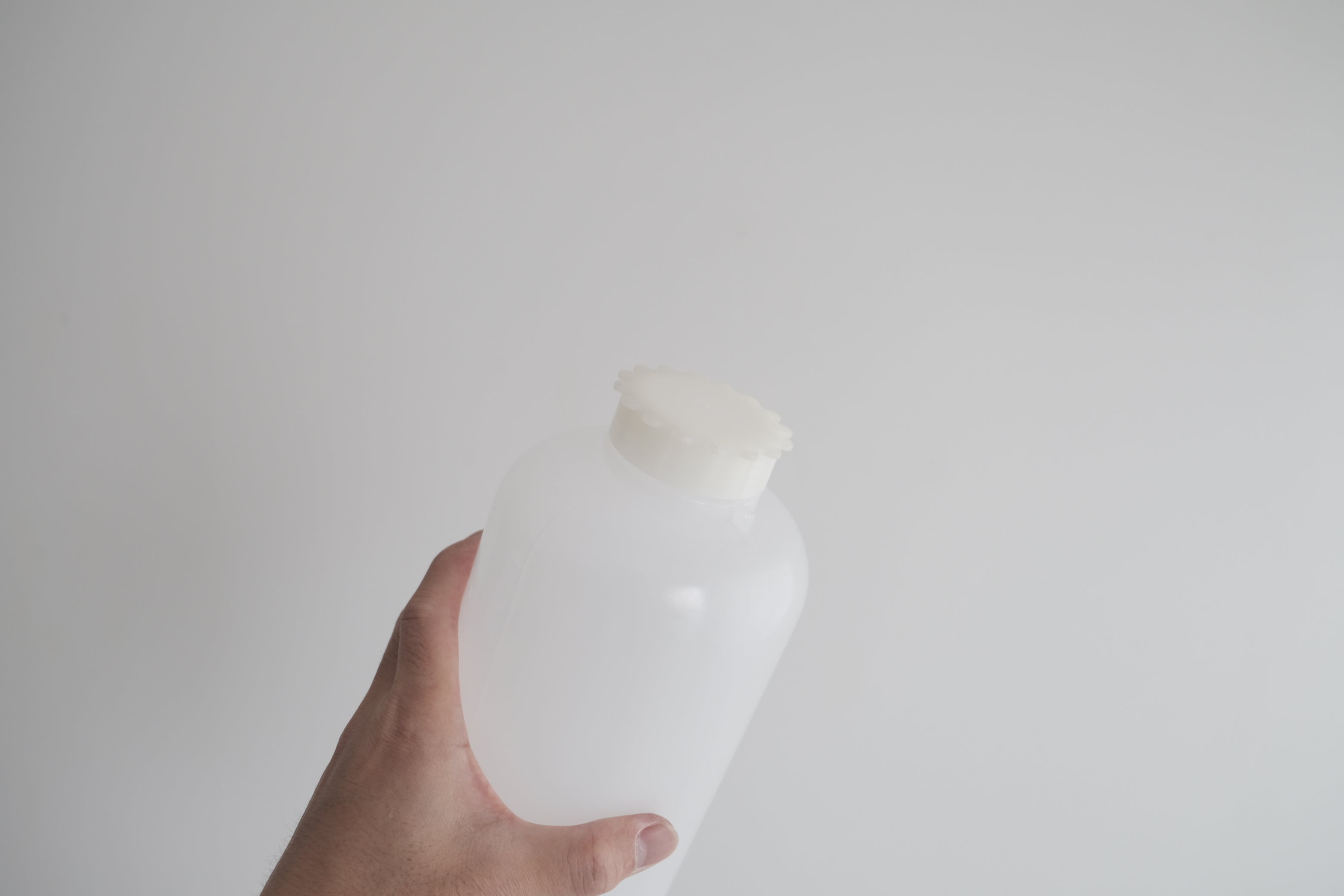 Kartell ラボ用PEボトル ホワイト 2000ml｜実験器具の静脈美