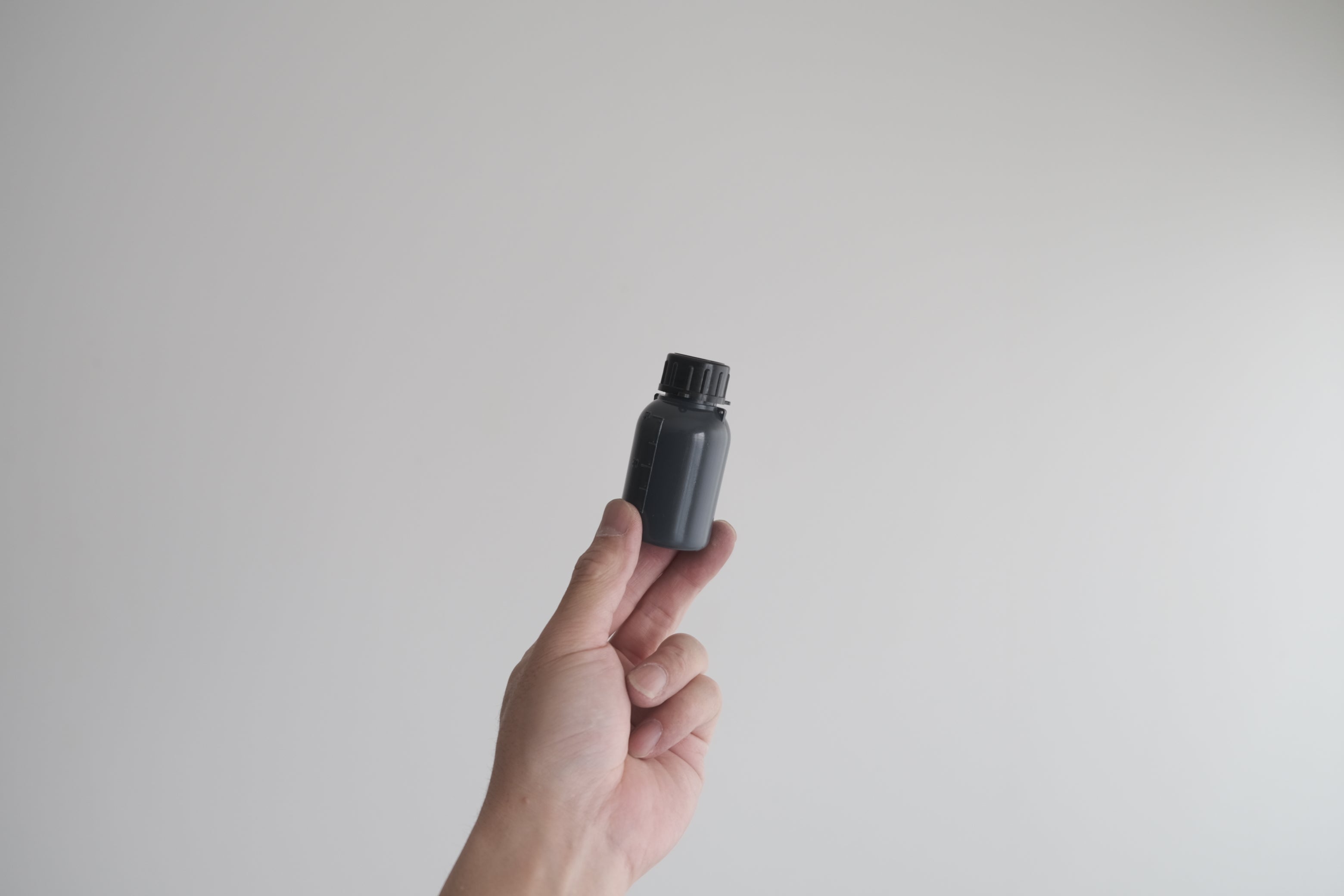 Kartell ラボ用PEボトル 50ml ブラックグレー｜最小単位の濃度