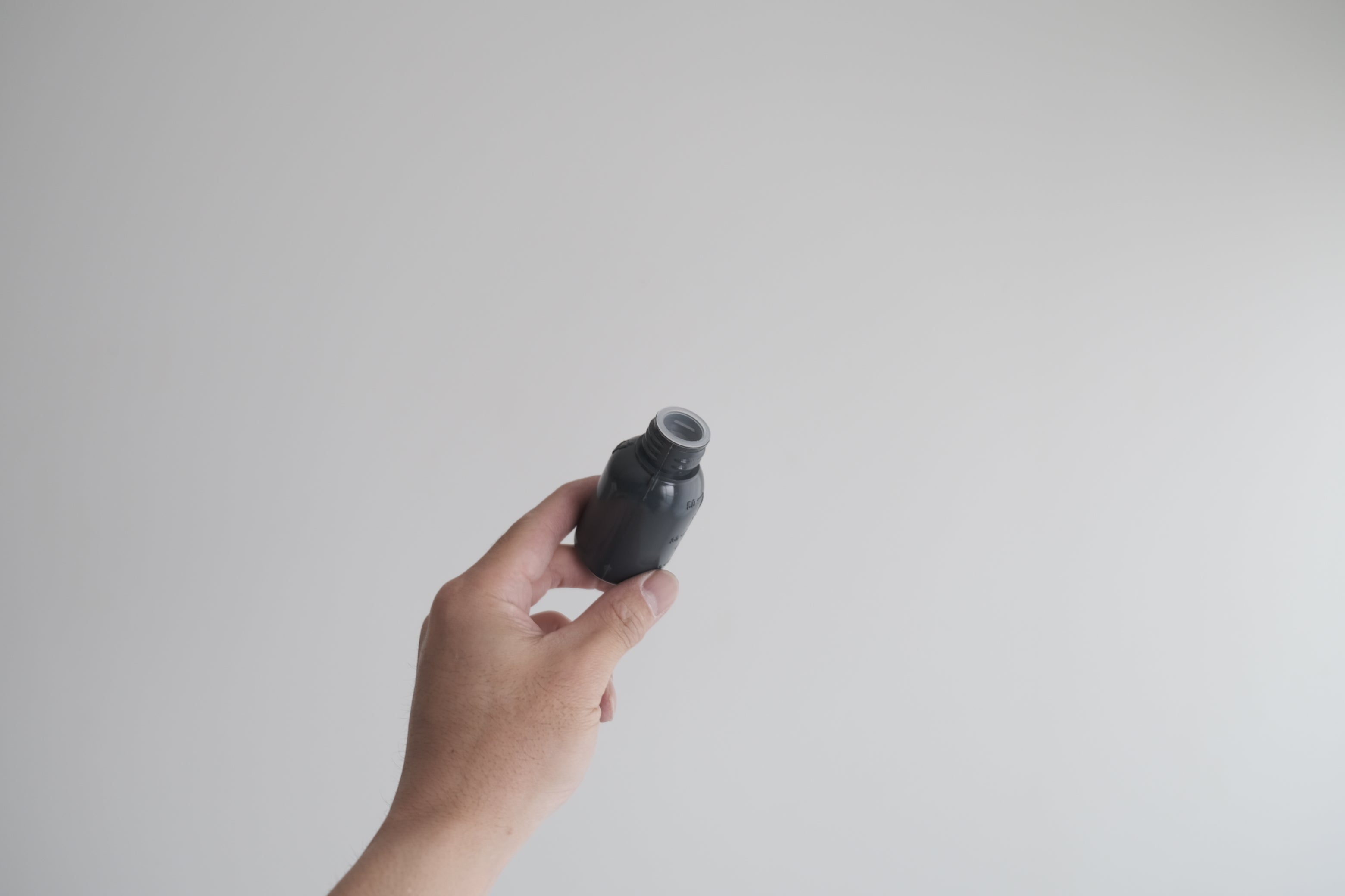 Kartell ラボ用PEボトル 50ml ブラックグレー｜最小単位の濃度