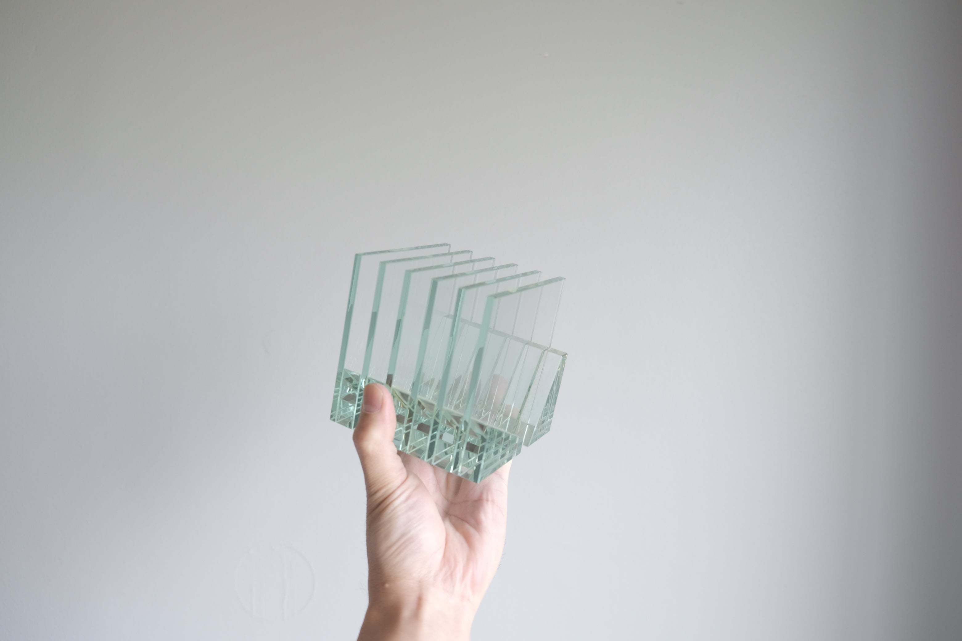 【ガラス製CDスタンド】建築的な佇まい｜ポストカードスタンド・オブジェとしても美しい一品