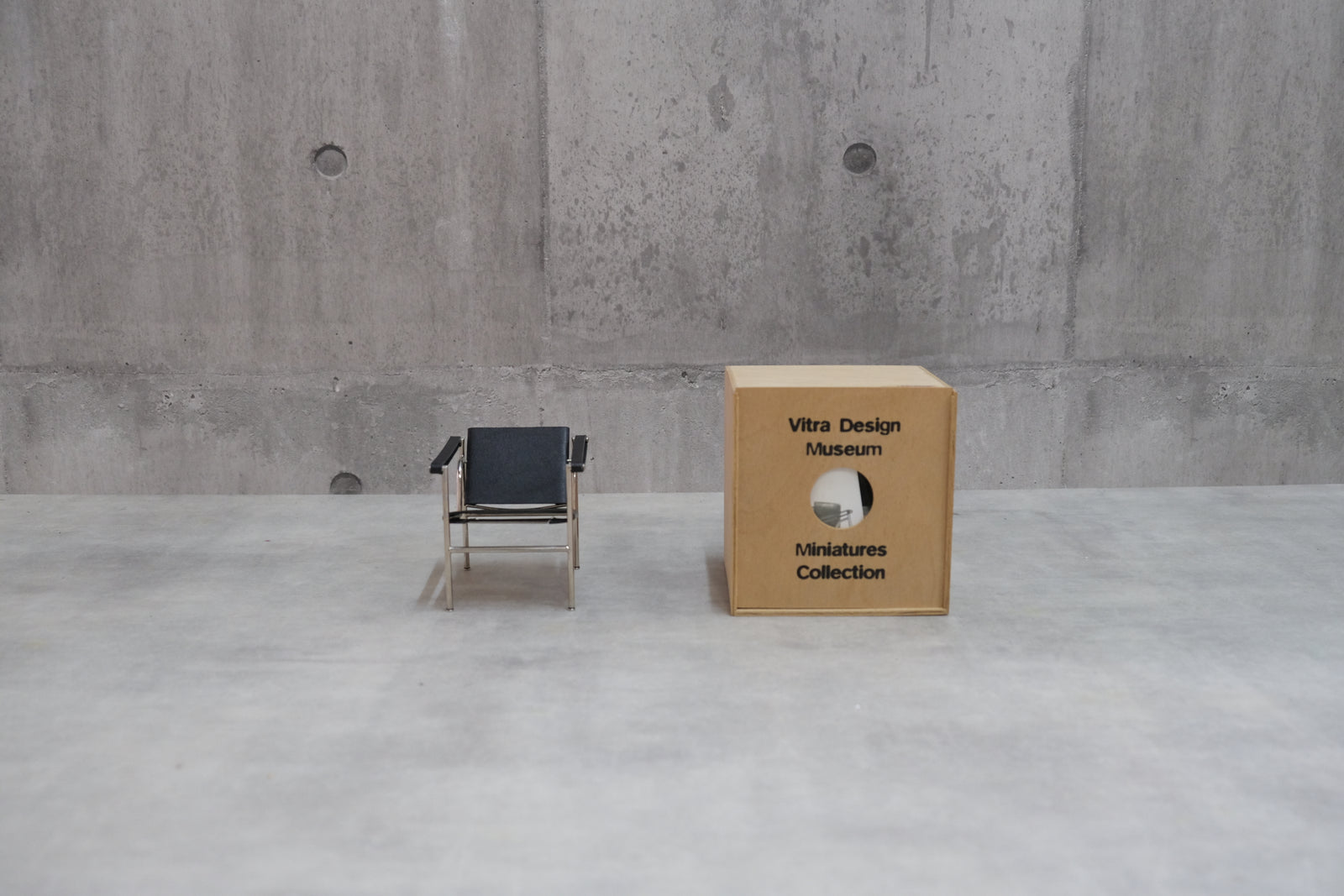 LC1 miniture chair Vitra Design Museum ル・コルビジェ ミニチュア ヴィトラデザインミュージアム –  Helvetica