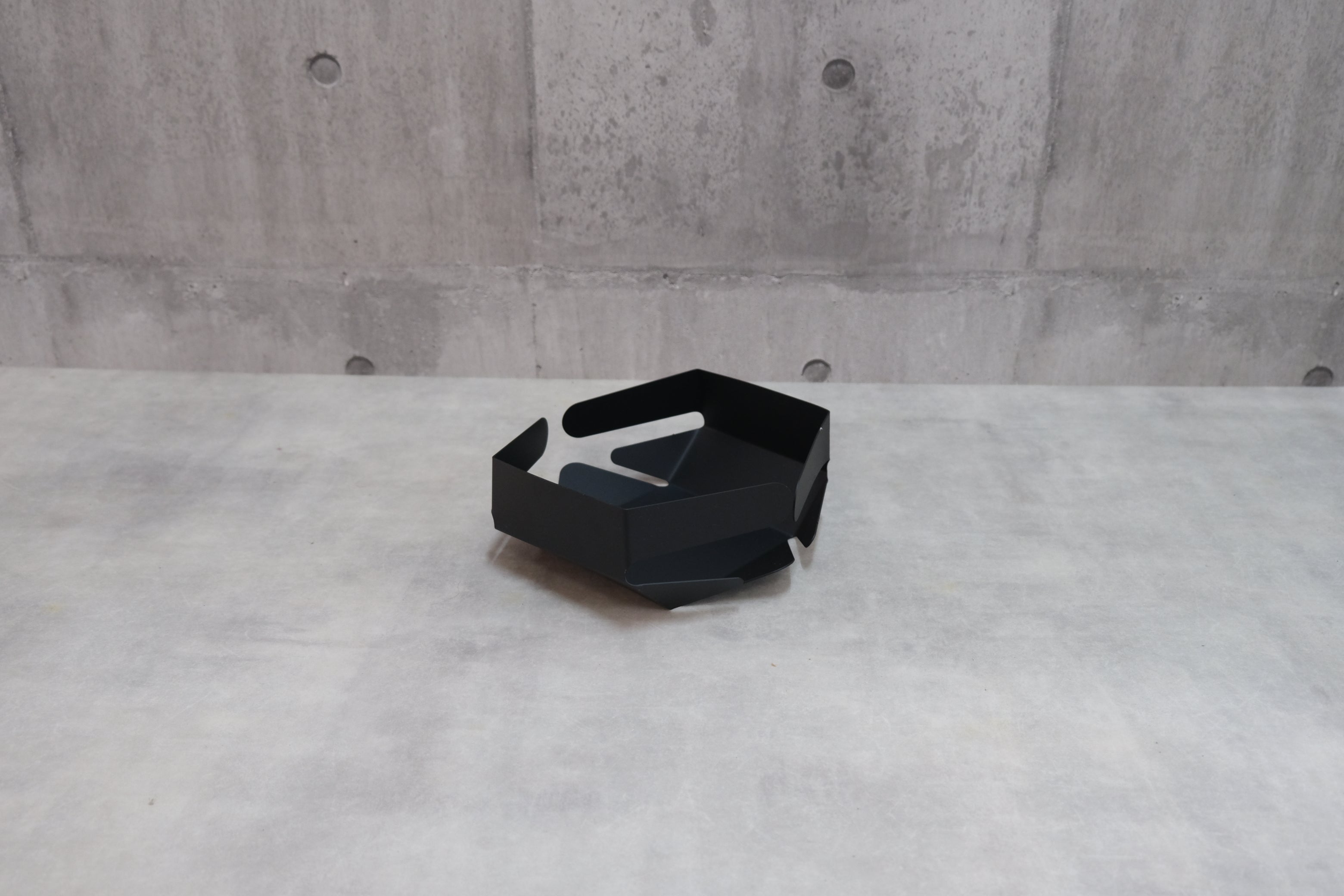 アレッシィ GIA16 フルーツボウル［ブラック］｜Giulio Iacchetti デザイン／Trashシリーズ ALESSI