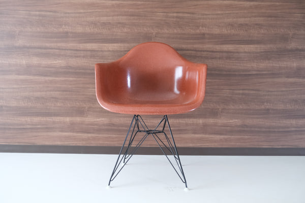 チャールズ&レイ・イームズ ファイバーグラス アームシェルチェア モダニカ オレンジ Charles & Ray Eames MODERNICA Fiberglass Armshell Chair orange