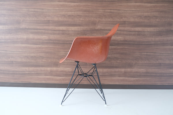 チャールズ&レイ・イームズ ファイバーグラス アームシェルチェア モダニカ オレンジ Charles & Ray Eames MODERNICA Fiberglass Armshell Chair orange