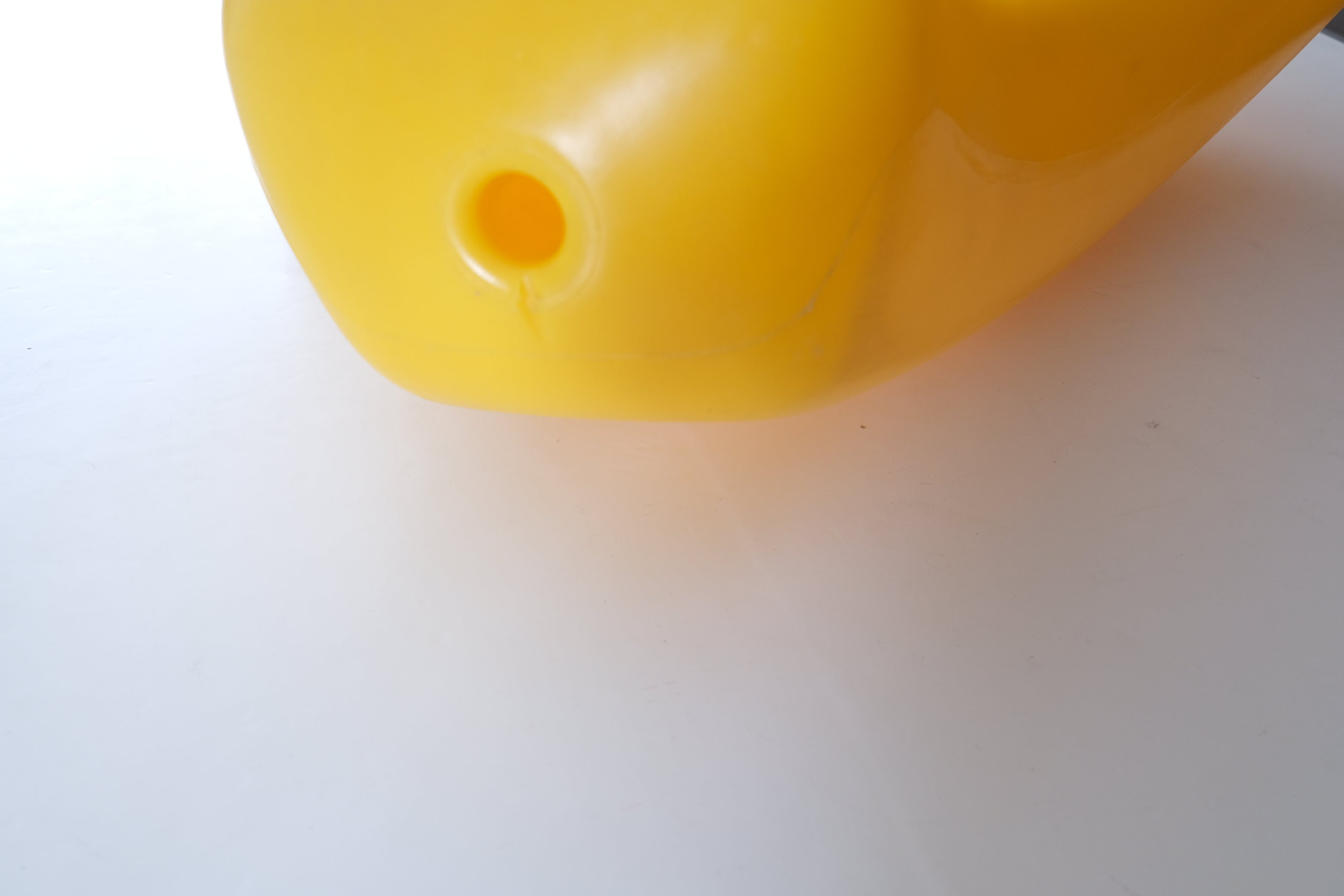 希少モデル］Marc Newson《BUCKY II》｜黄色のラウンジチェア