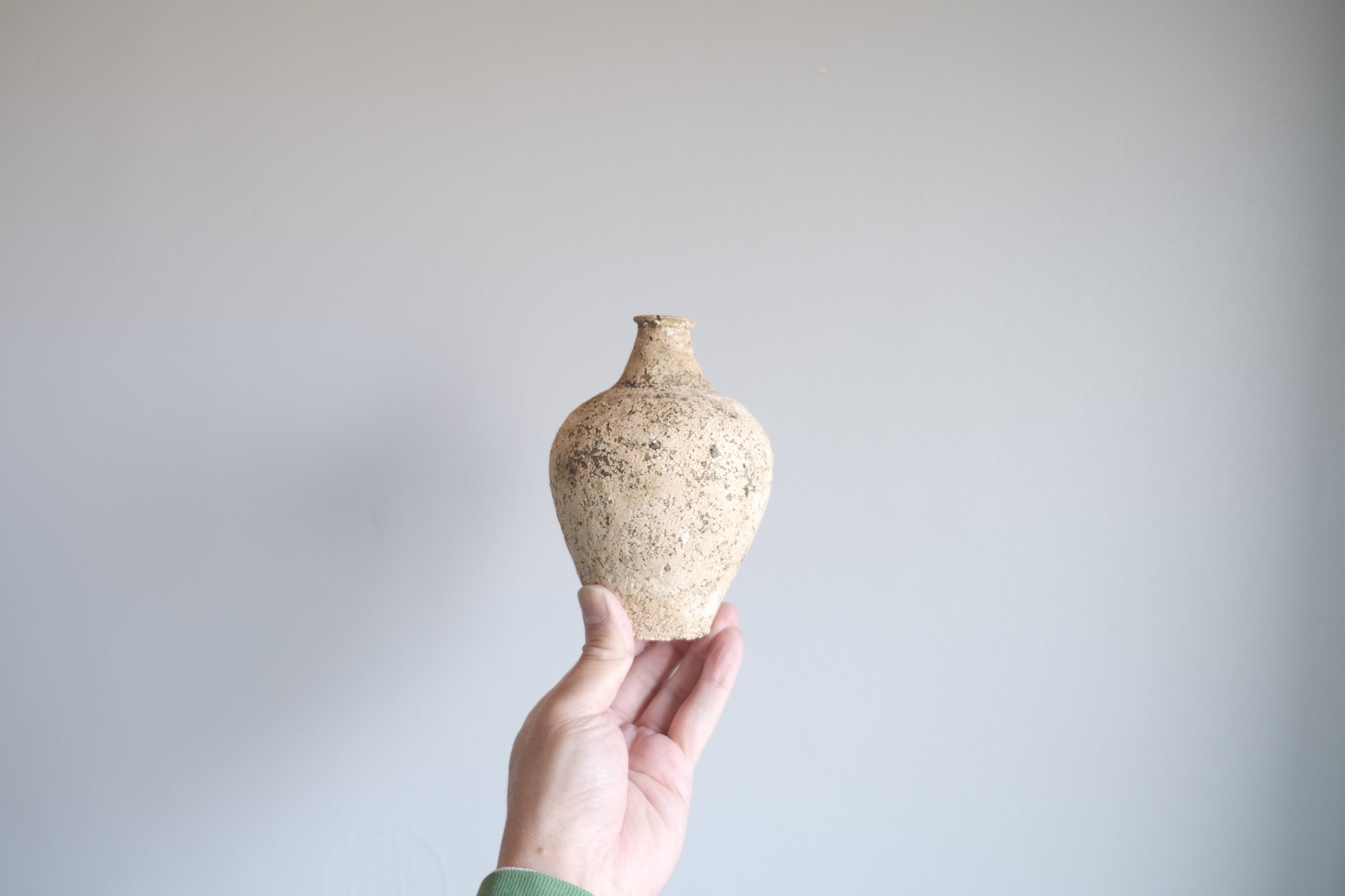 伊藤正 作　掛花入　陶芸　花巻　オブジェ　花器　うつわ　工芸　アート　インテリア 伊藤正 一輪挿し 花器｜虫喰い肌の小壺 岩手作家 現代陶芸