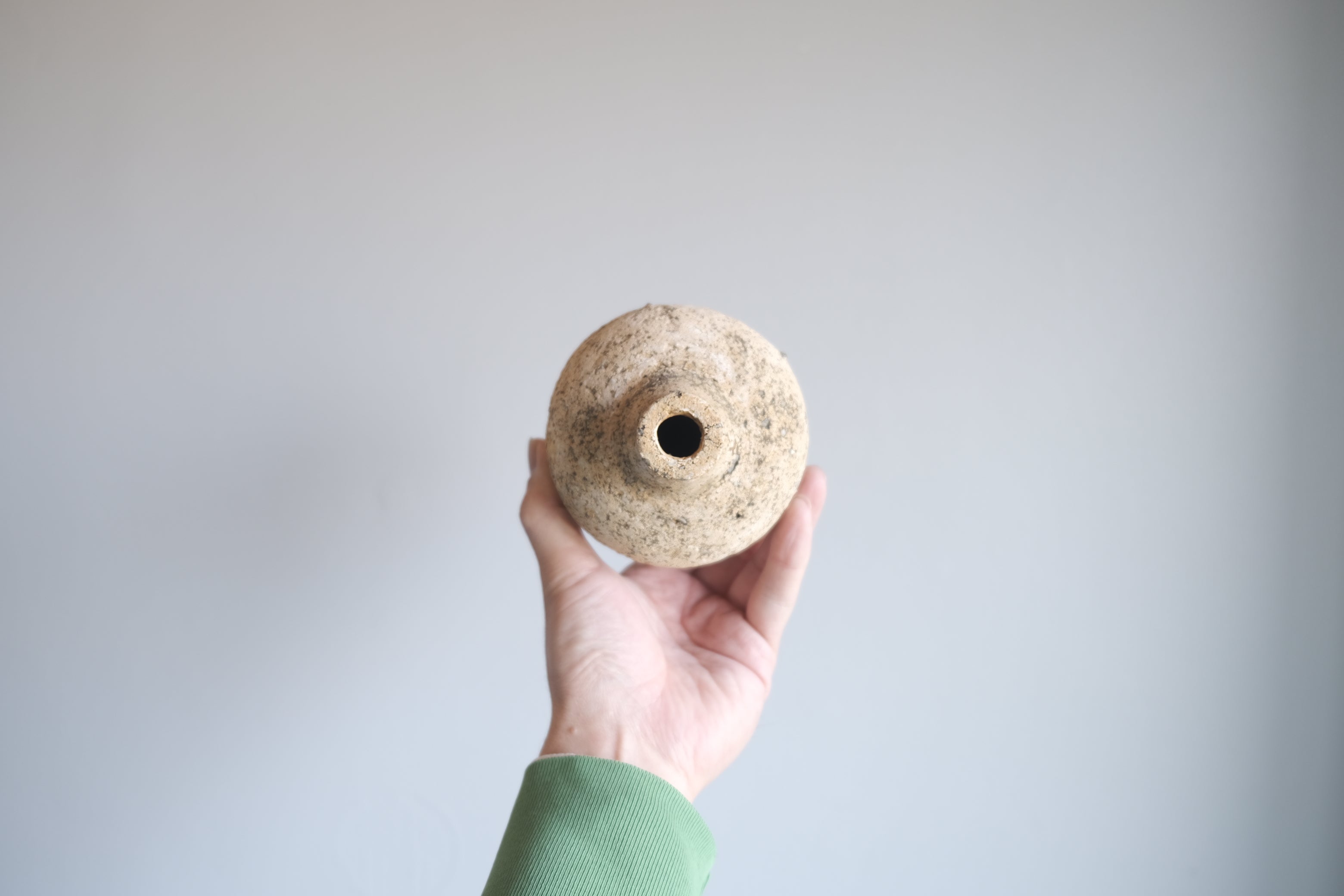 伊藤正 作　掛花入　陶芸　花巻　オブジェ　花器　うつわ　工芸　アート　インテリア 伊藤正 一輪挿し 花器｜虫喰い肌の小壺 岩手作家 現代陶芸