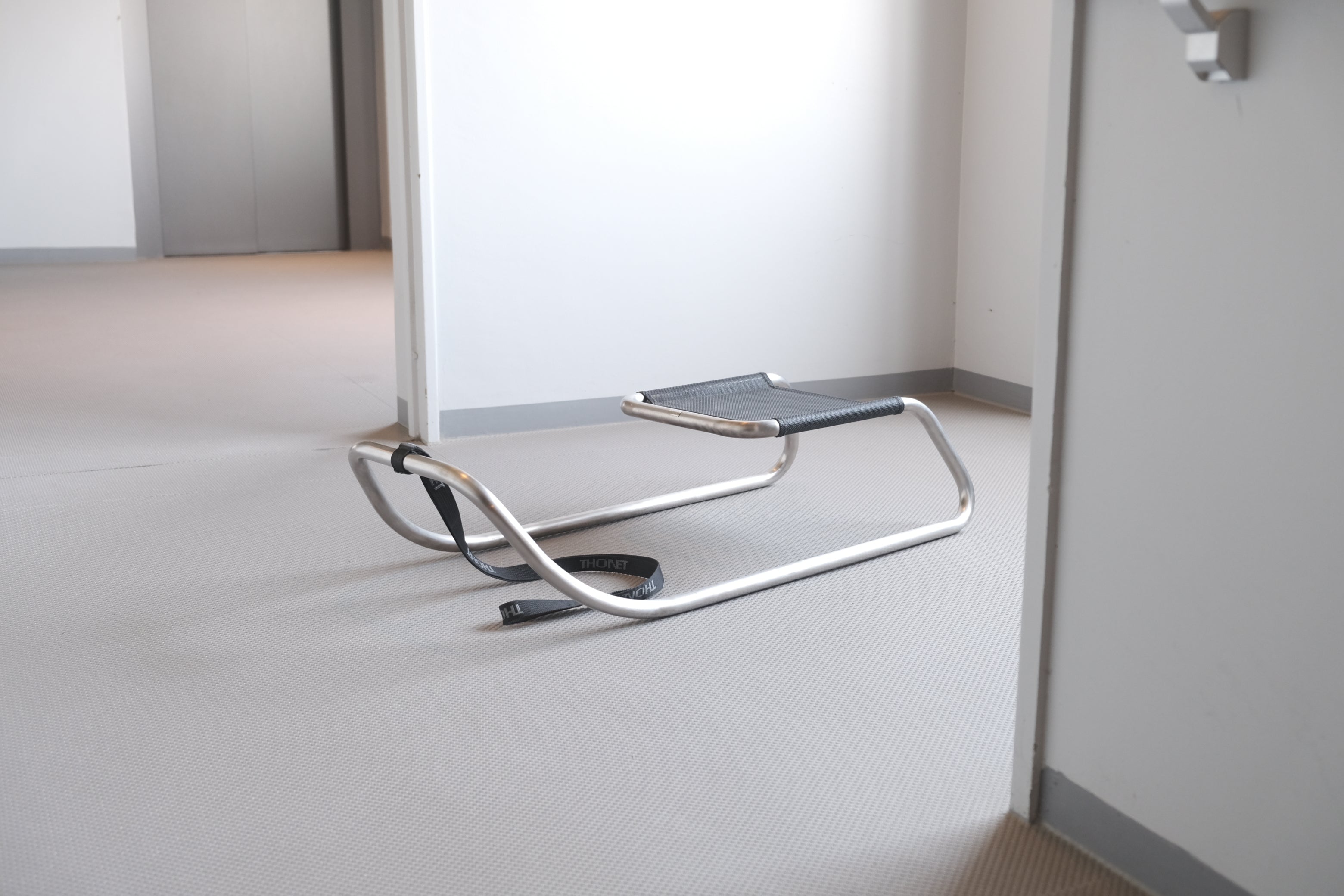 THONET S333 ソリ／Holger Lange デザイン ステンレス×メッシュの彫刻的ラウンジオブジェ