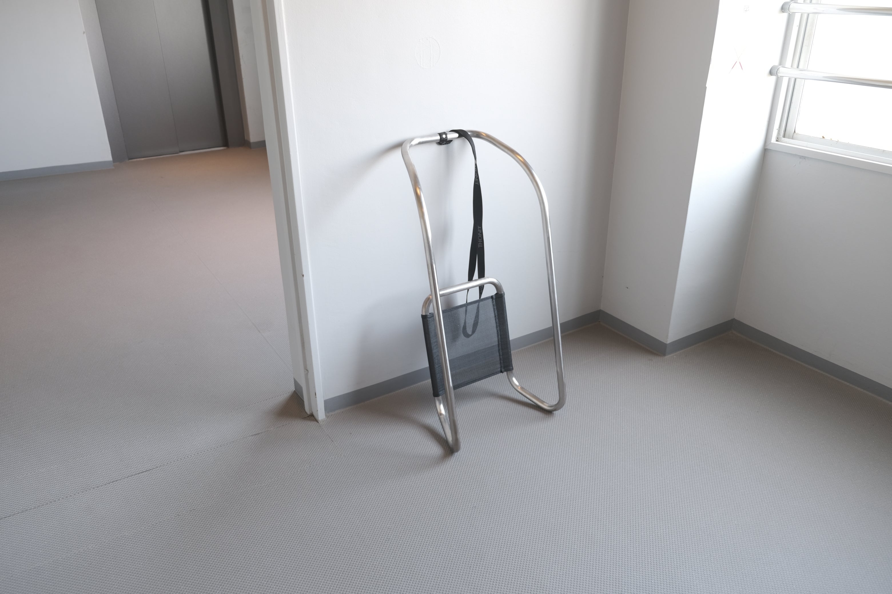 THONET S333 ソリ／Holger Lange デザイン ステンレス×メッシュの彫刻的ラウンジオブジェ