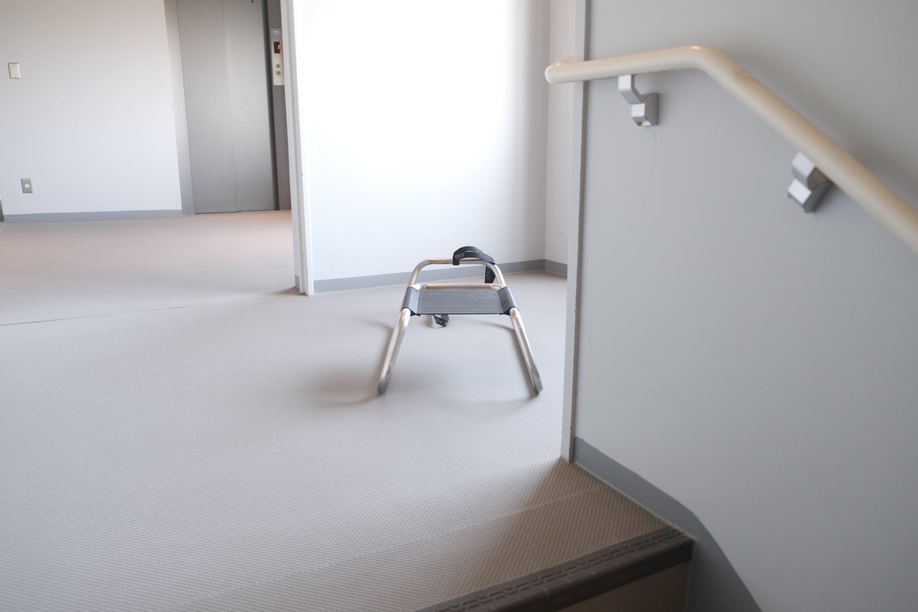 THONET S333 ソリ／Holger Lange デザイン ステンレス×メッシュの彫刻的ラウンジオブジェ