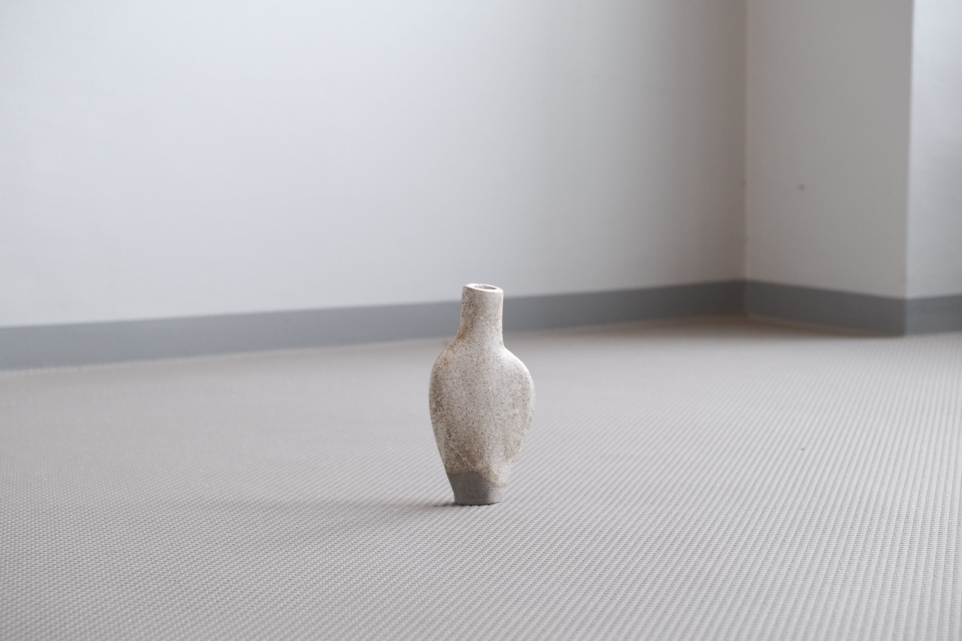 GUIDO DE ZAN 花器｜線ではなく、形と色で惹かせる小さな陶花器