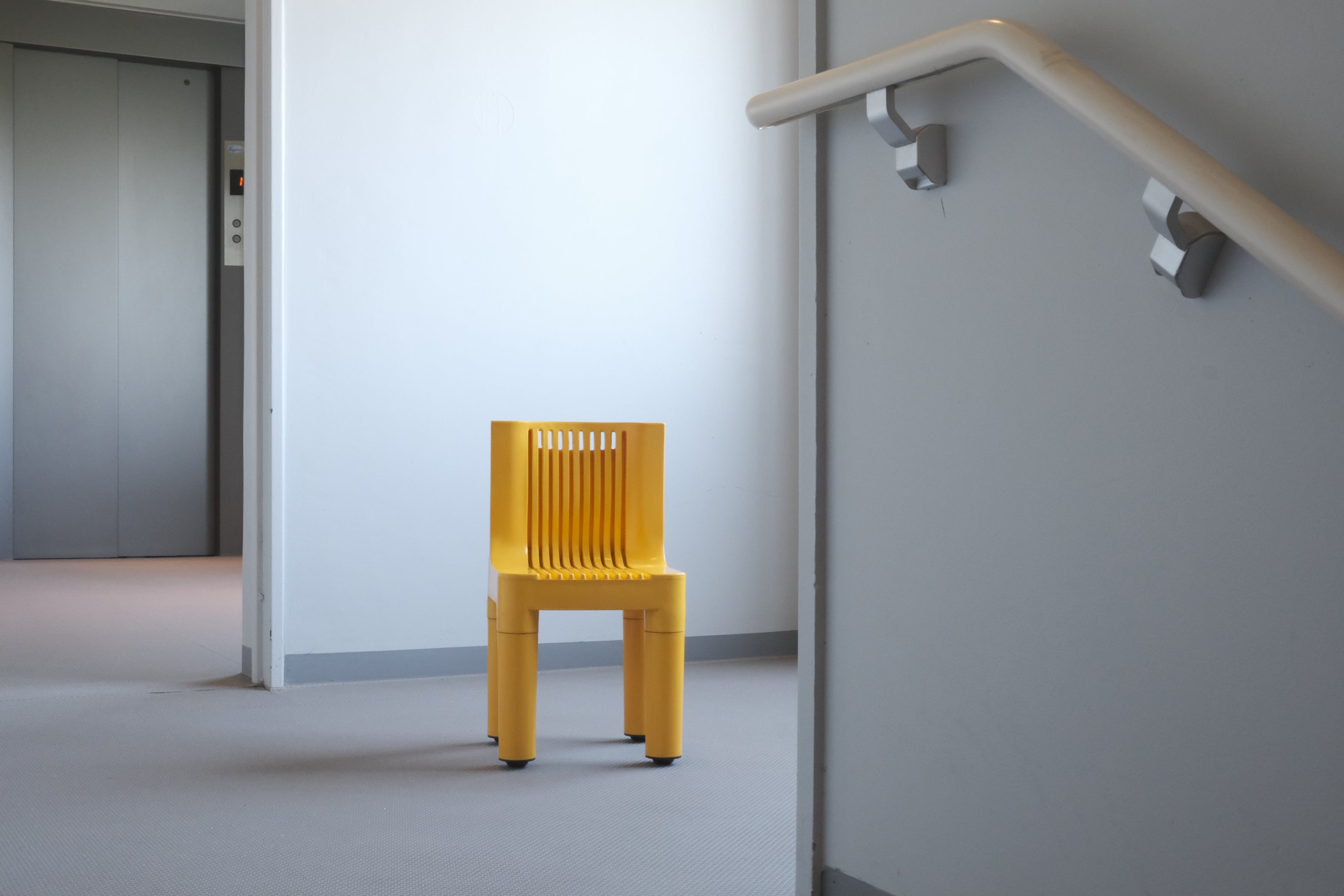 Kartell K4999 キッズチェア｜色彩と機能が未来へ継承される、モジュールデザインの原点