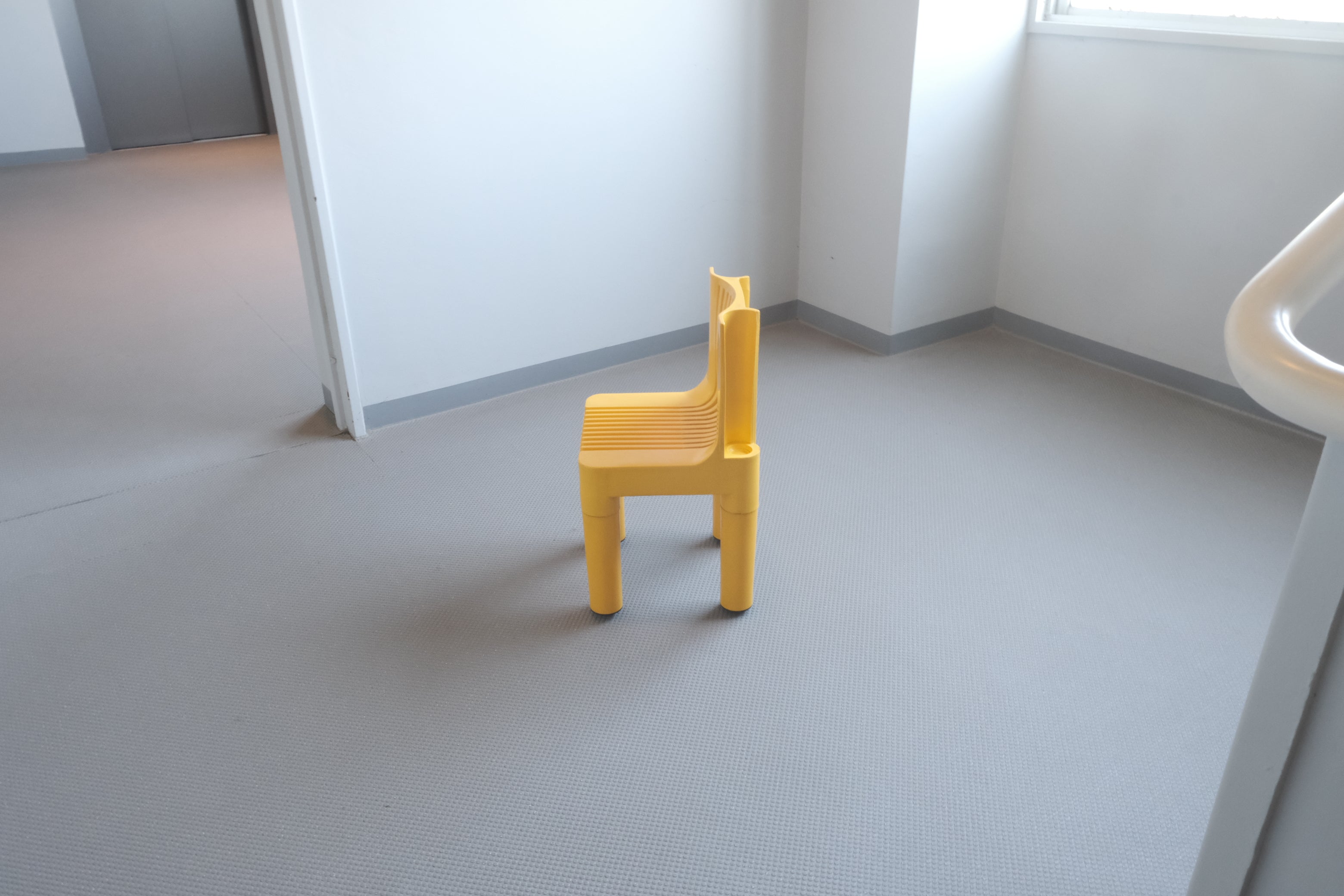 Kartell K4999 キッズチェア｜色彩と機能が未来へ継承される、モジュールデザインの原点