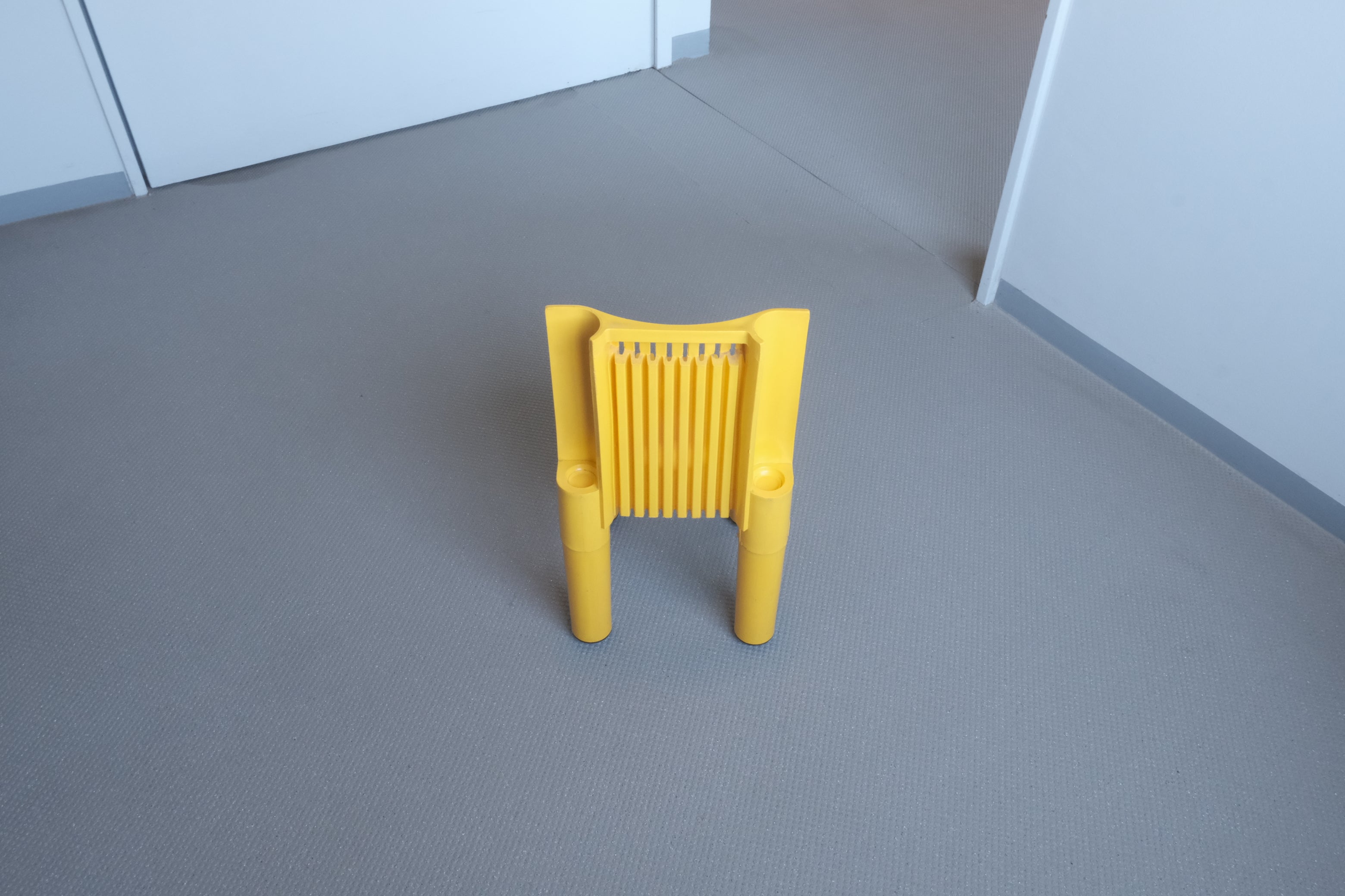 Kartell K4999 キッズチェア｜色彩と機能が未来へ継承される、モジュールデザインの原点