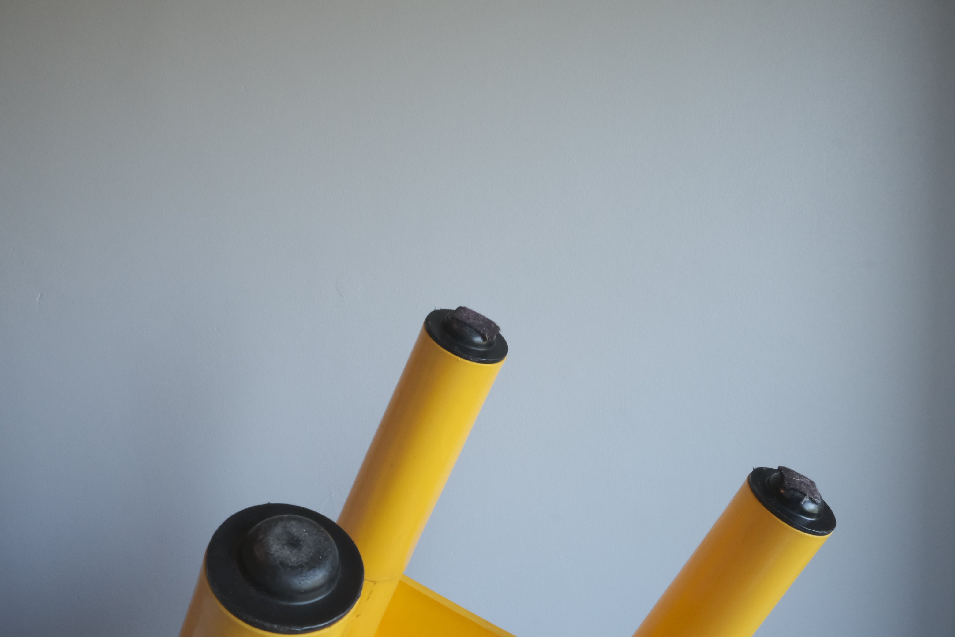 Kartell K4999 キッズチェア｜色彩と機能が未来へ継承される、モジュールデザインの原点