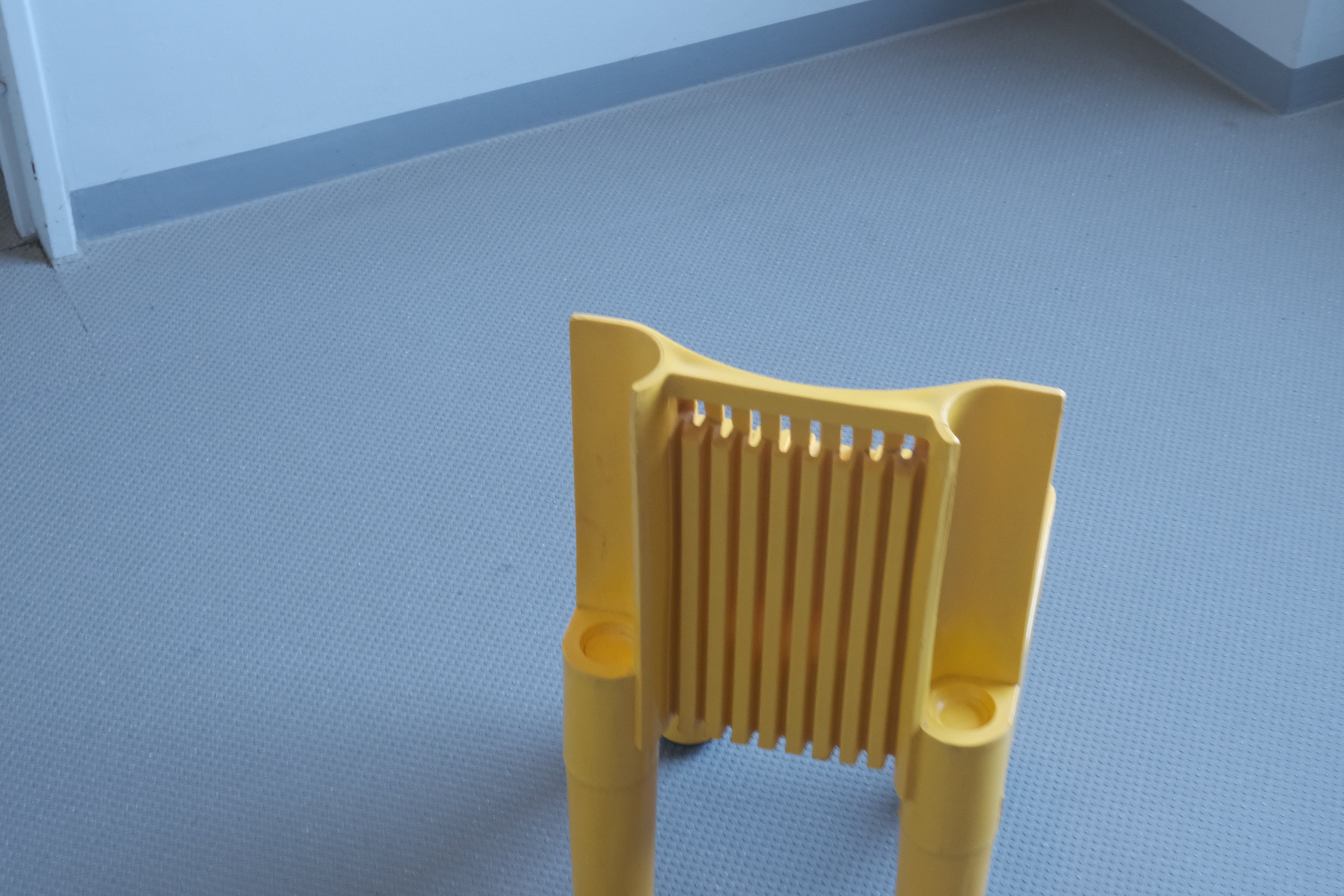 Kartell K4999 キッズチェア｜色彩と機能が未来へ継承される、モジュールデザインの原点