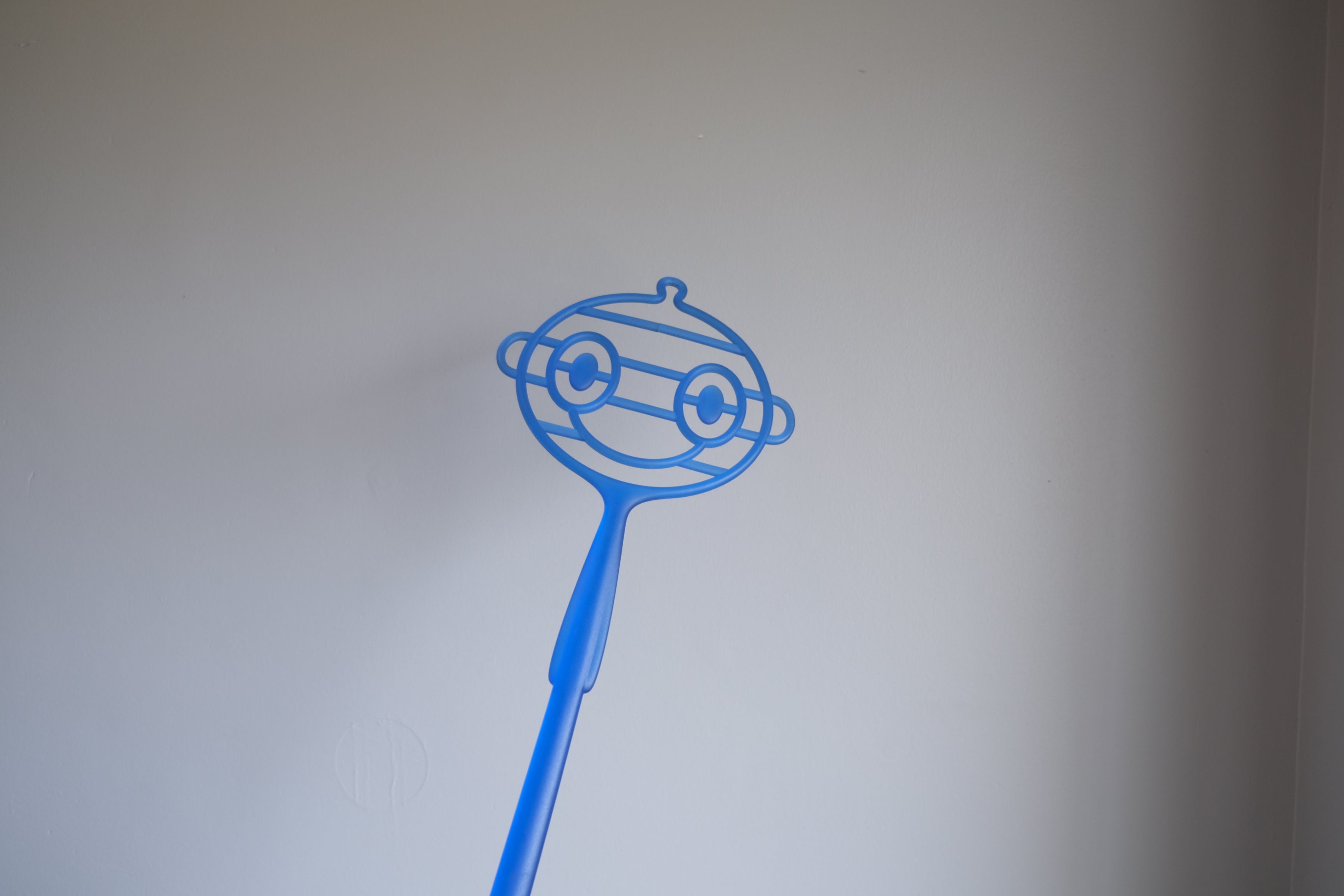 ALESSI Spank 布団たたき｜顔を持つ生活道具 ステファノ・ジョバンノーニ