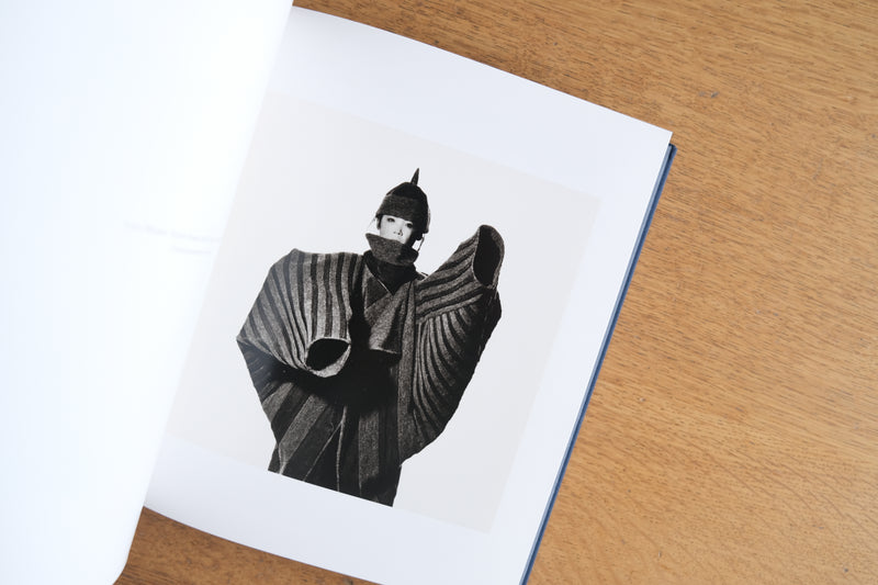 ［三宅一生さんが天児牛大さんの紫綬褒章のご受章に贈った1冊］IRVING PENN & ISSEY MIYAKE アーヴィング・ペン イッセイミヤケ