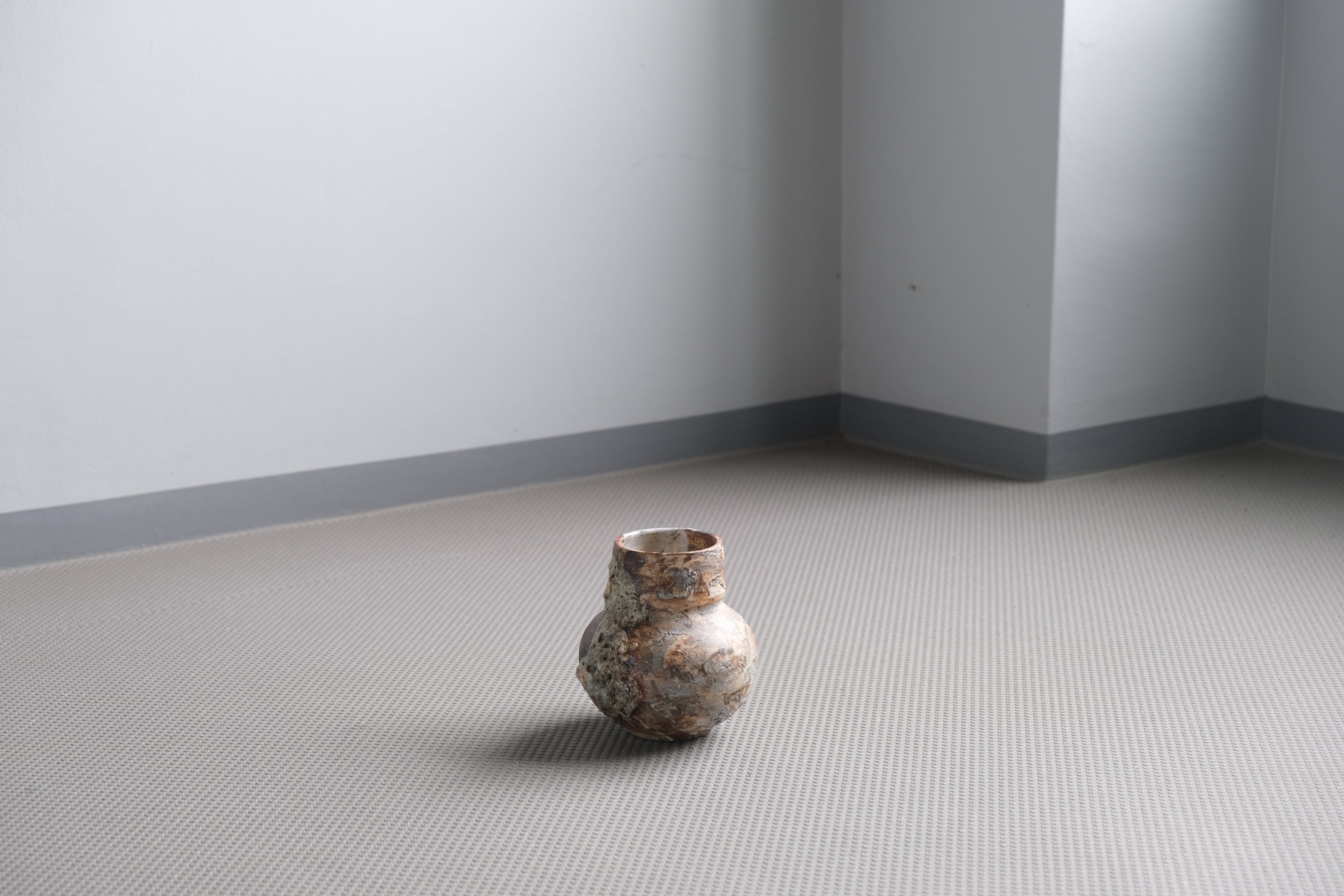 静かな土の旅｜Adam Silverman《Untitled 2021》