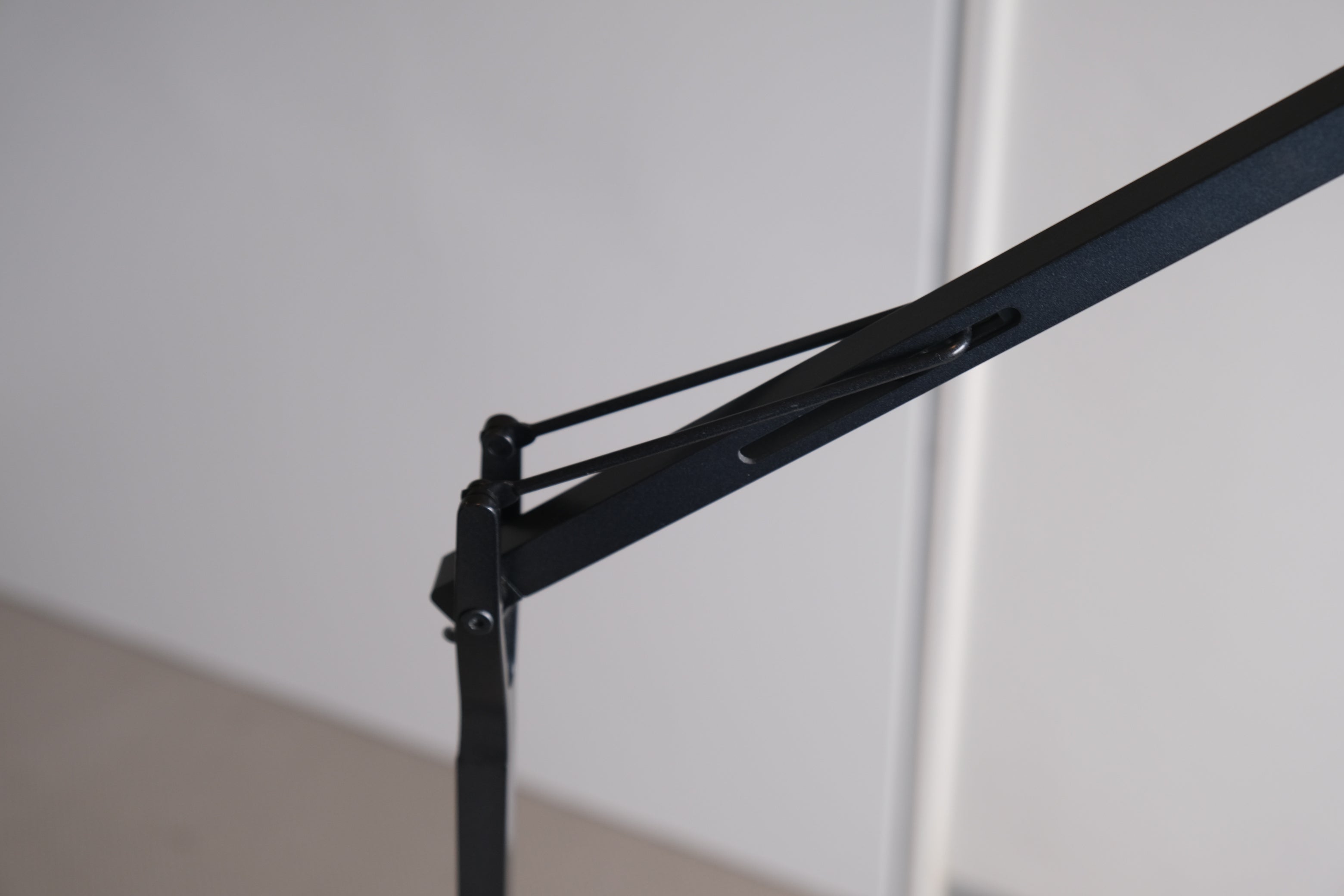 FLOS KELVIN F LED フロアライト｜Antonio Citterio アントニオ・チッテリオ｜ブラック