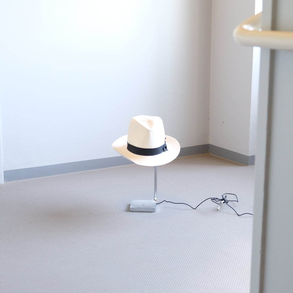 帽子に光を宿す。フィリップ・スタルク × FLOS “CHAPO” テーブルランプ