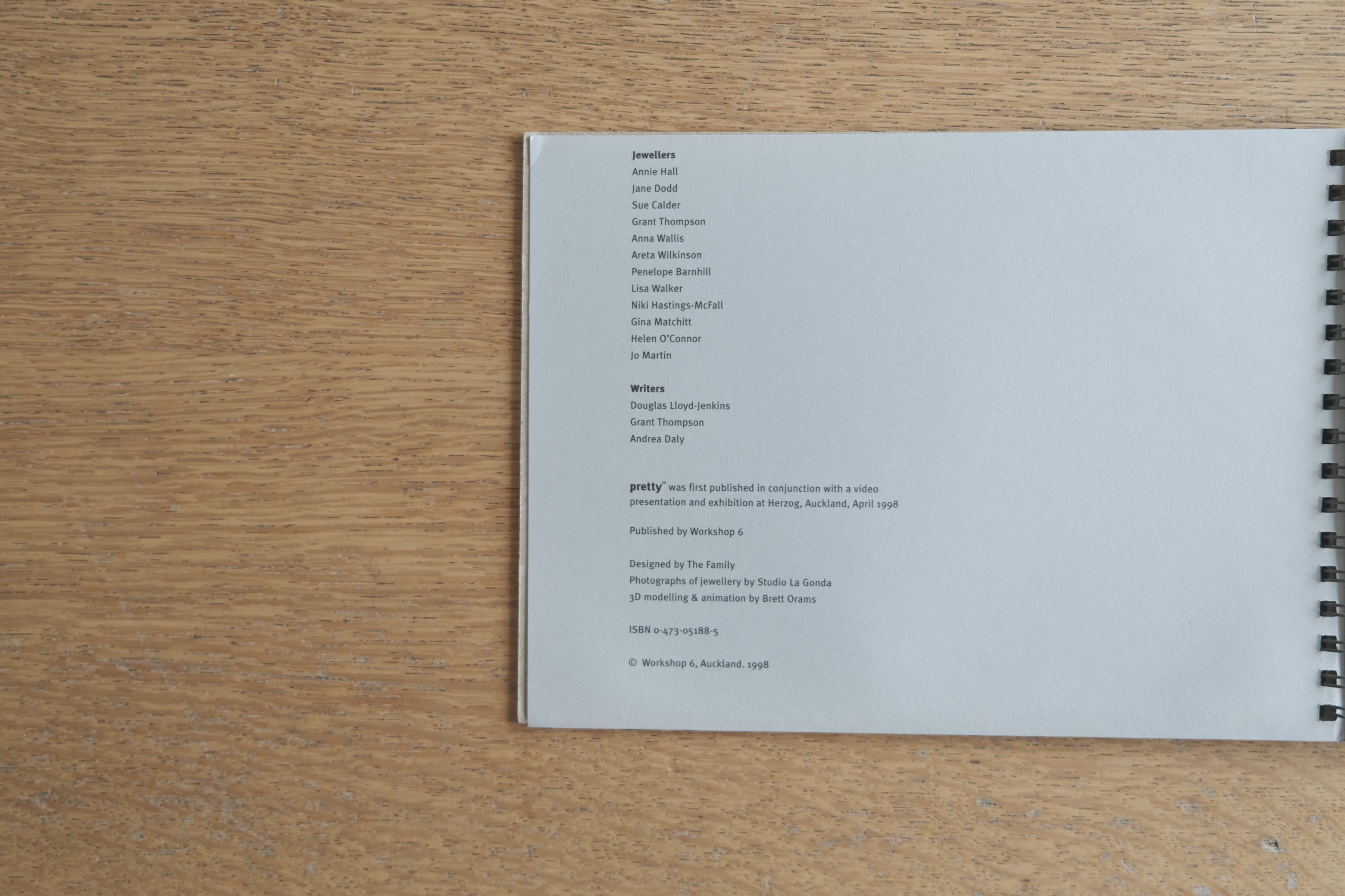 Pretty 12 – Contemporary Jewellery Catalogue［Lisa Walker, Jane Dodd 他］
