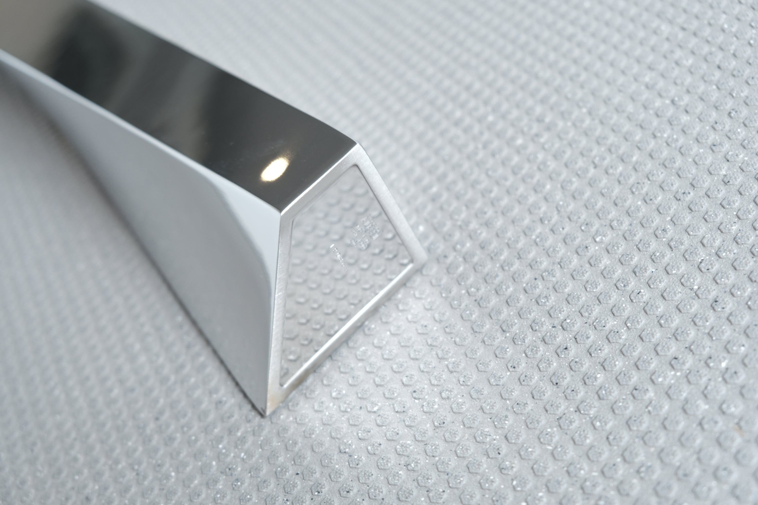 未来を活けるアート】ザハ・ハディッド フラワーベース “CREVASSE