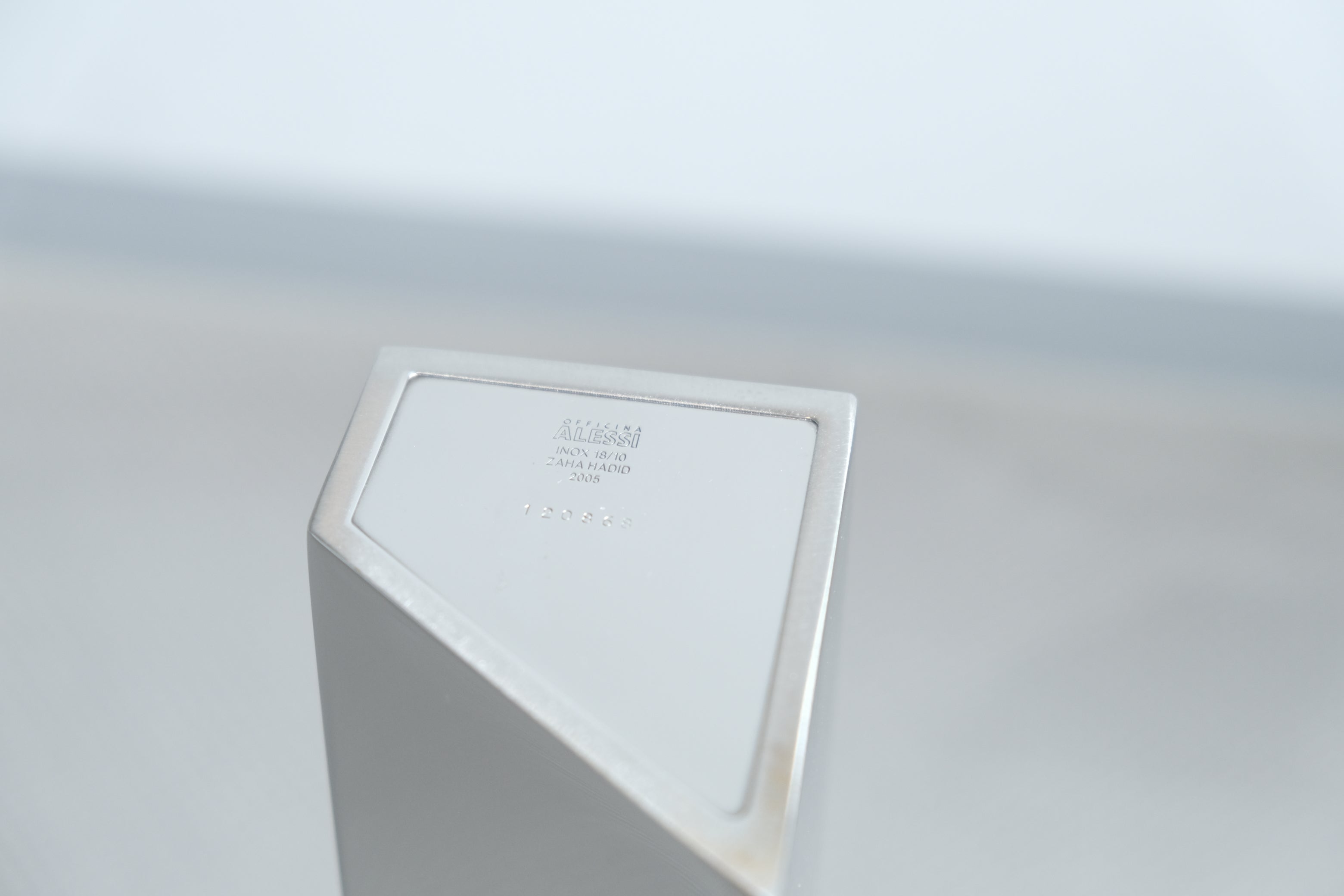 【未来を活けるアート】ザハ・ハディッド フラワーベース “CREVASSE”｜ALESSI シルバー
