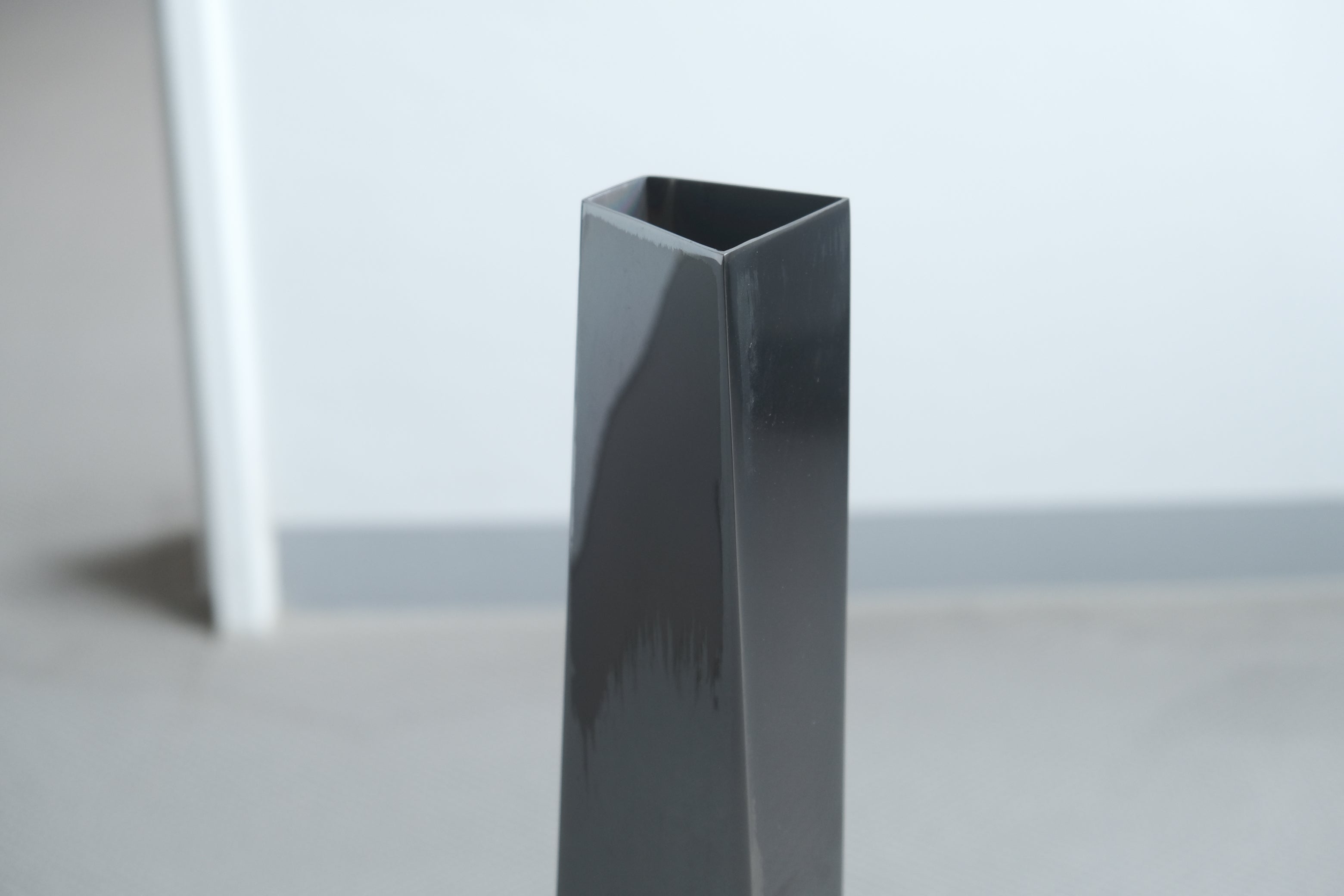 【限定品｜ALESSI】ザハ・ハディッド フラワーベース “CREVASSE” ブラック エディション999