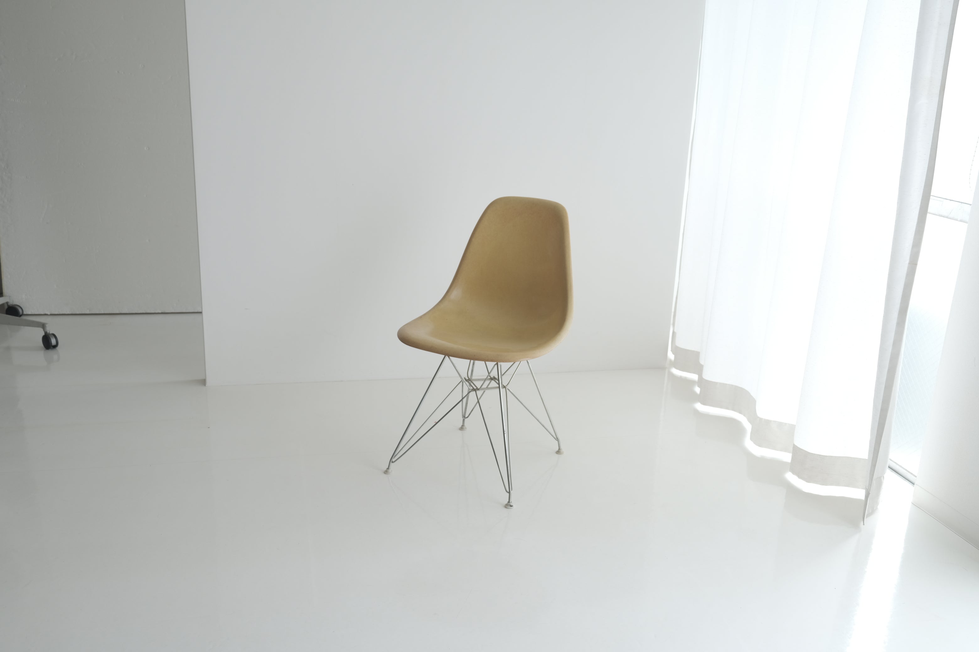 EAMES SIDE SHELL CHAIR（エッフェルベース）｜イームズ サイドシェルチェア No.1〈ファイバーグラス〉