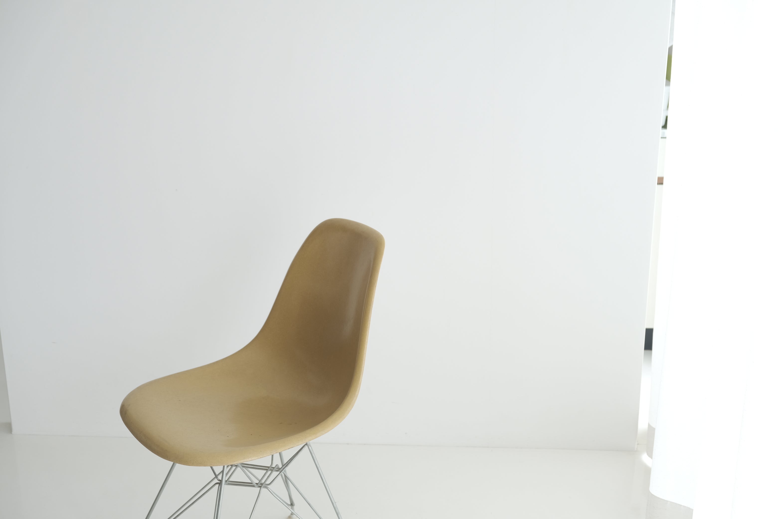 EAMES SIDE SHELL CHAIR（エッフェルベース）｜イームズ サイドシェルチェア No.2〈ファイバーグラス〉