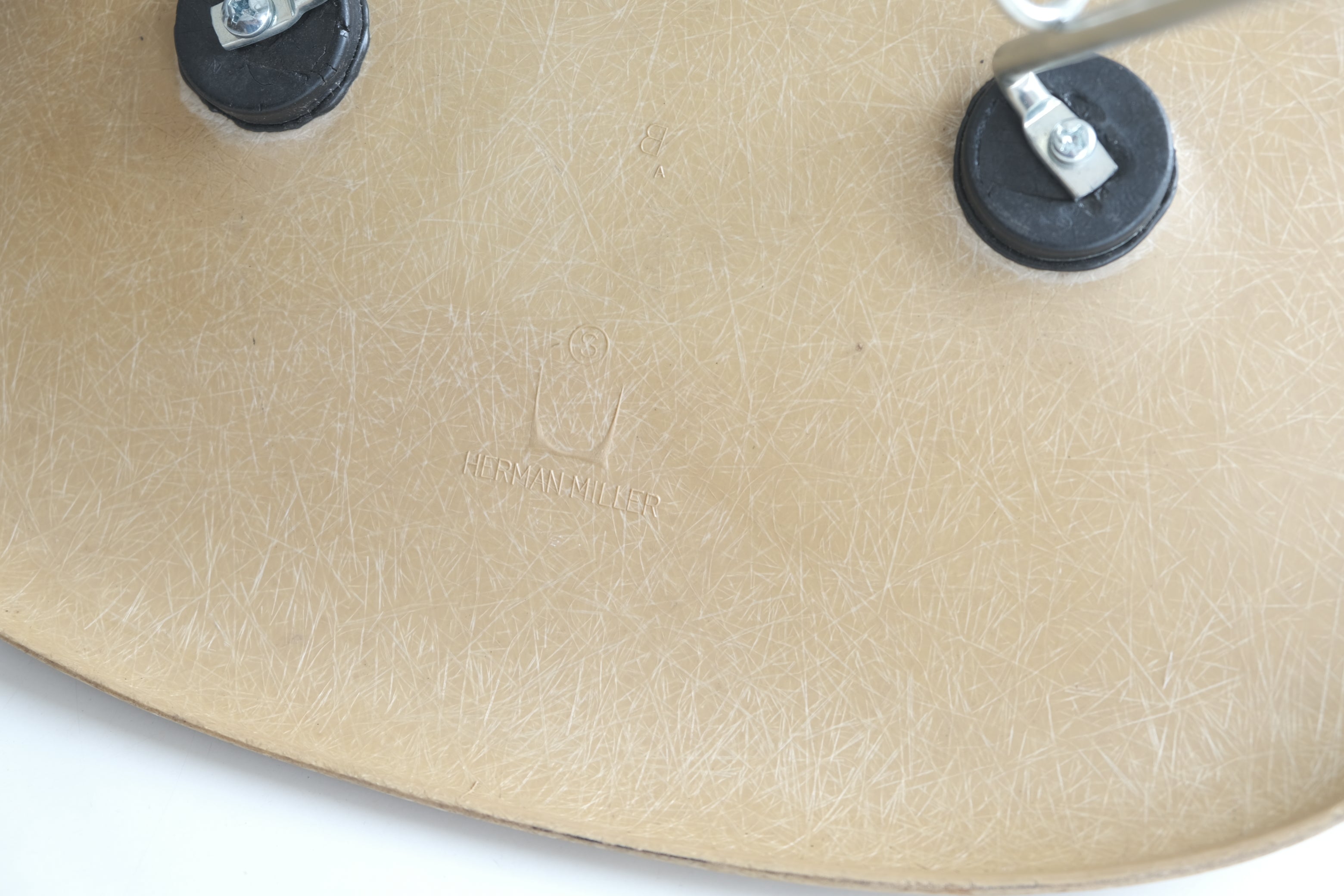 EAMES SIDE SHELL CHAIR（エッフェルベース）｜イームズ サイドシェルチェア No.3〈ファイバーグラス〉