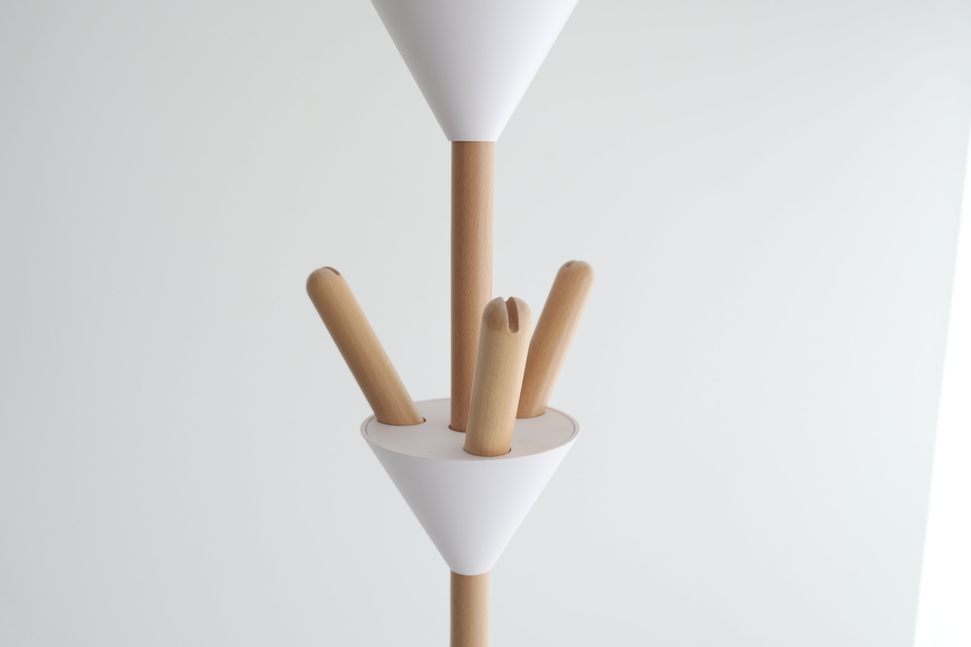 服を、宙に浮かせる。PIERROT コートスタンド｜Alessi / Pauline Deltour