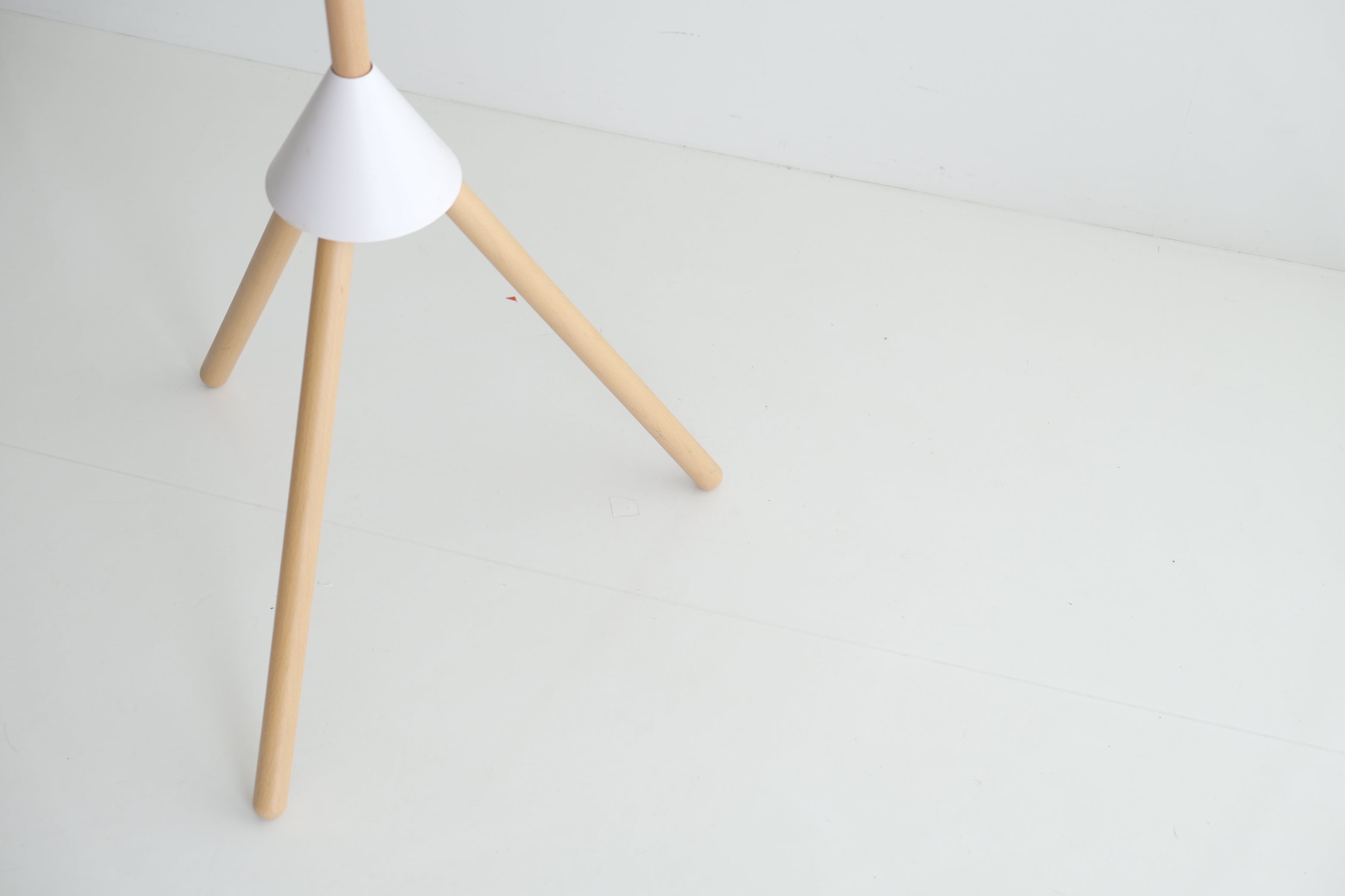 服を、宙に浮かせる。PIERROT コートスタンド｜Alessi / Pauline Deltour